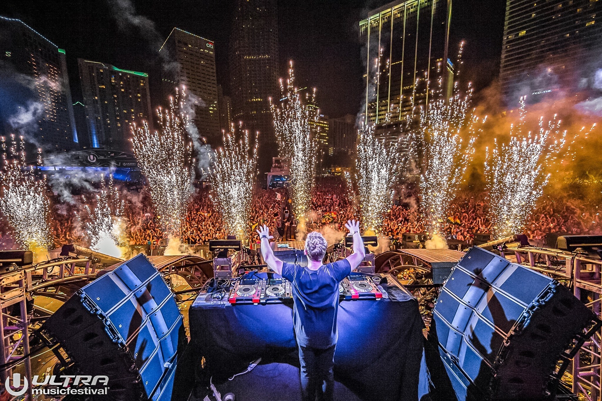 2048x1365 Hardwell at Ultra Music Festival 2016 Miami stage crowd