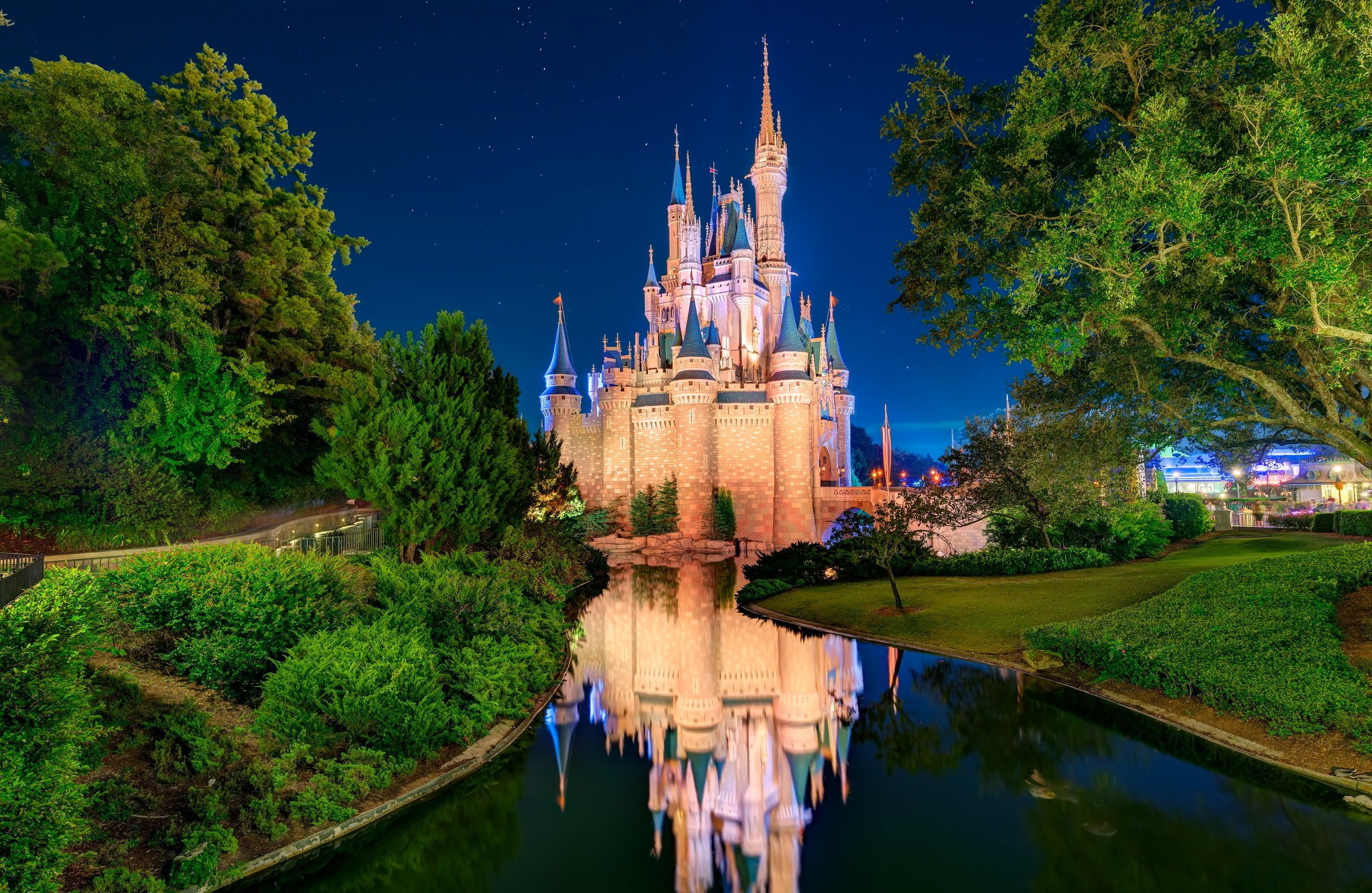 2048x1333 2560x1440 Sleeping Beauty Castle Disneyland California at Christmas Desktop  .