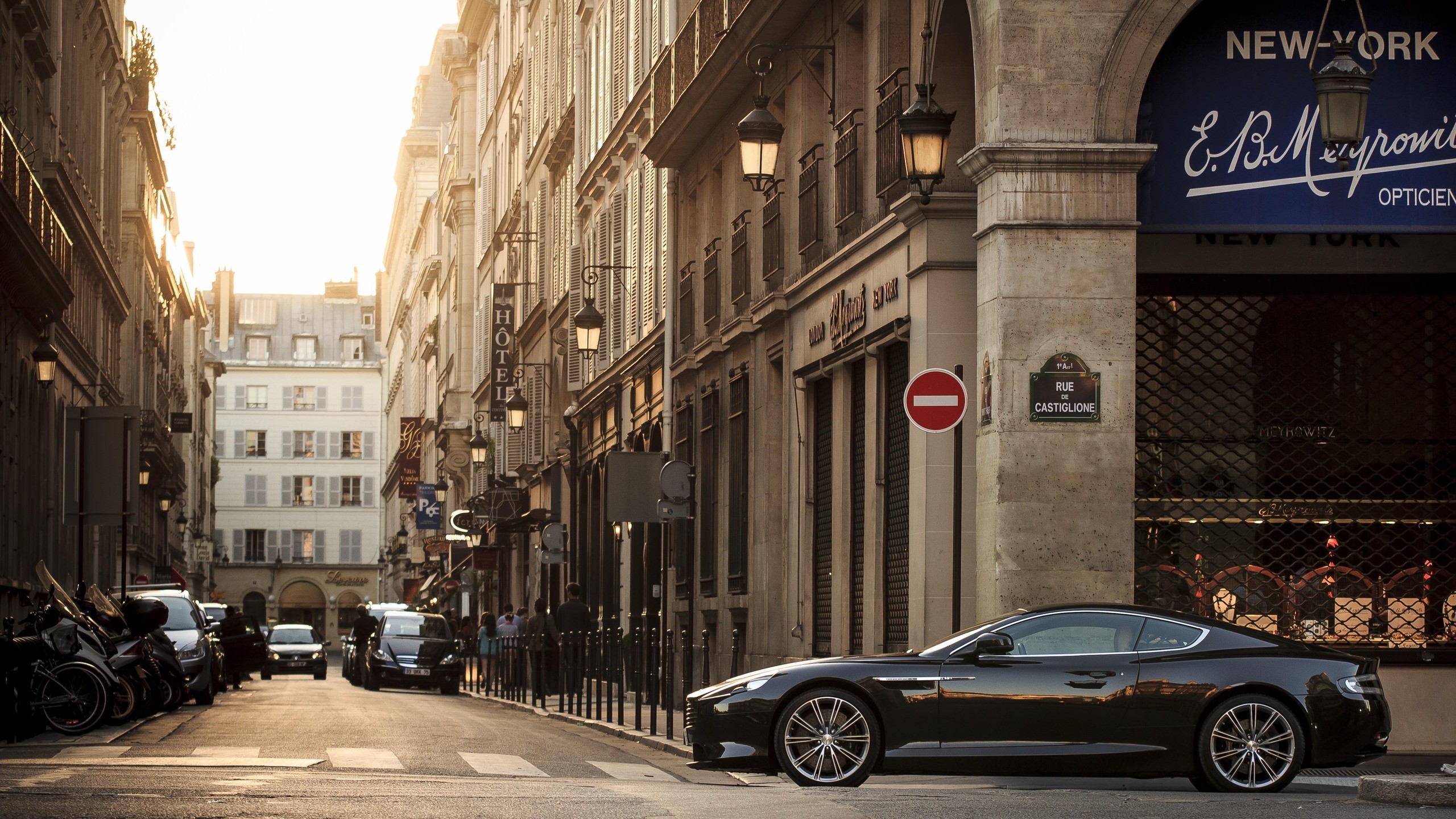 2560x1440 Aston Martin in the city street