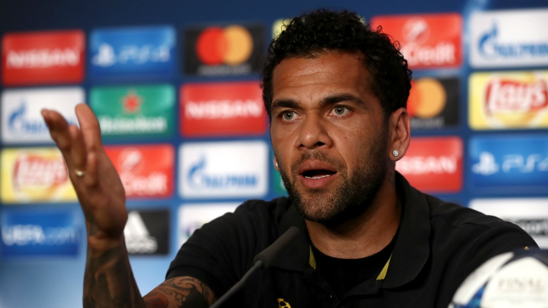 1920x1080 Daniel Alves insisted in the statement that he does not "play for money".