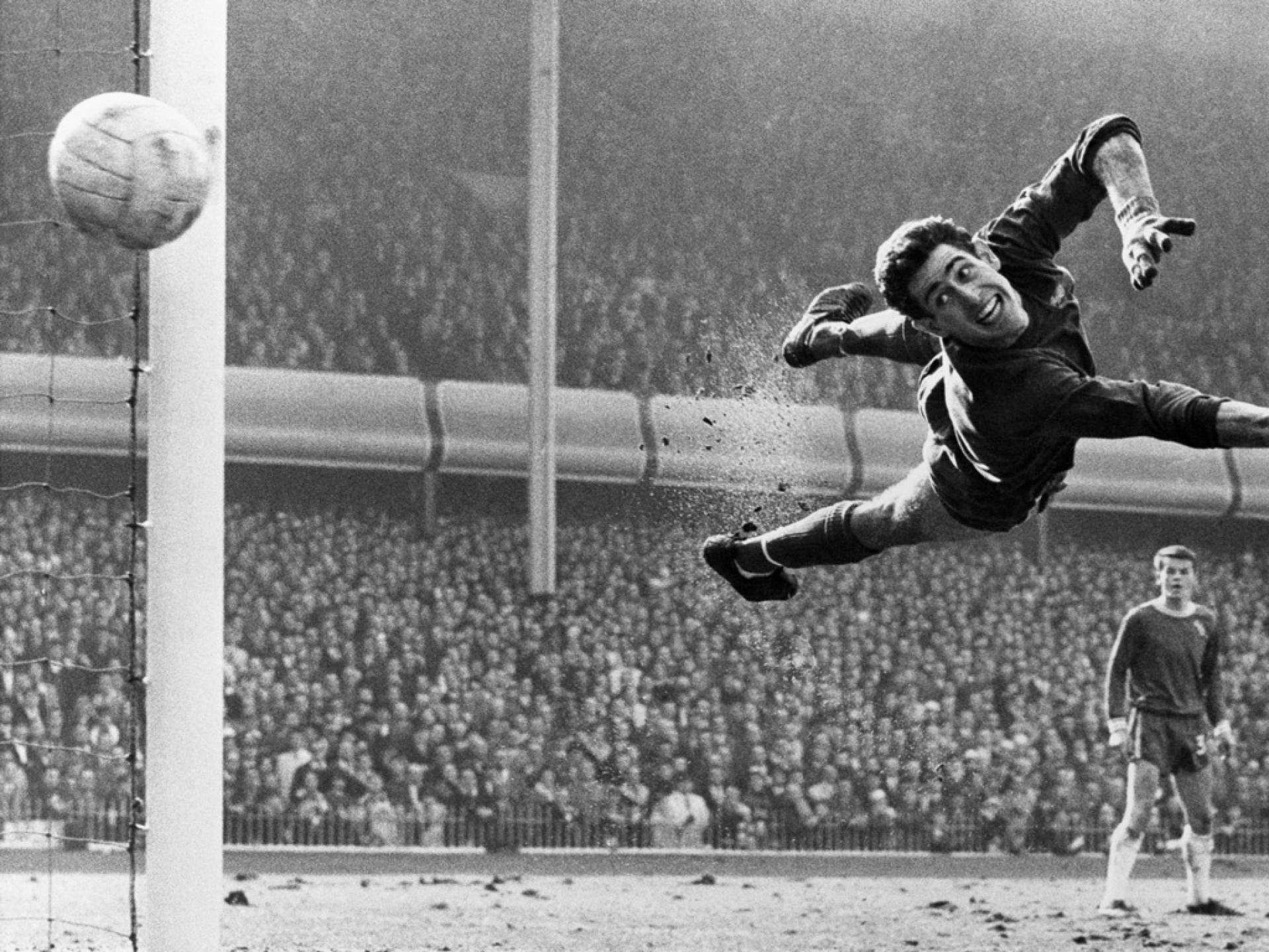 1920x1440 Chelsea goalkeeper Peter Bonetti makes a flying save [] ...
