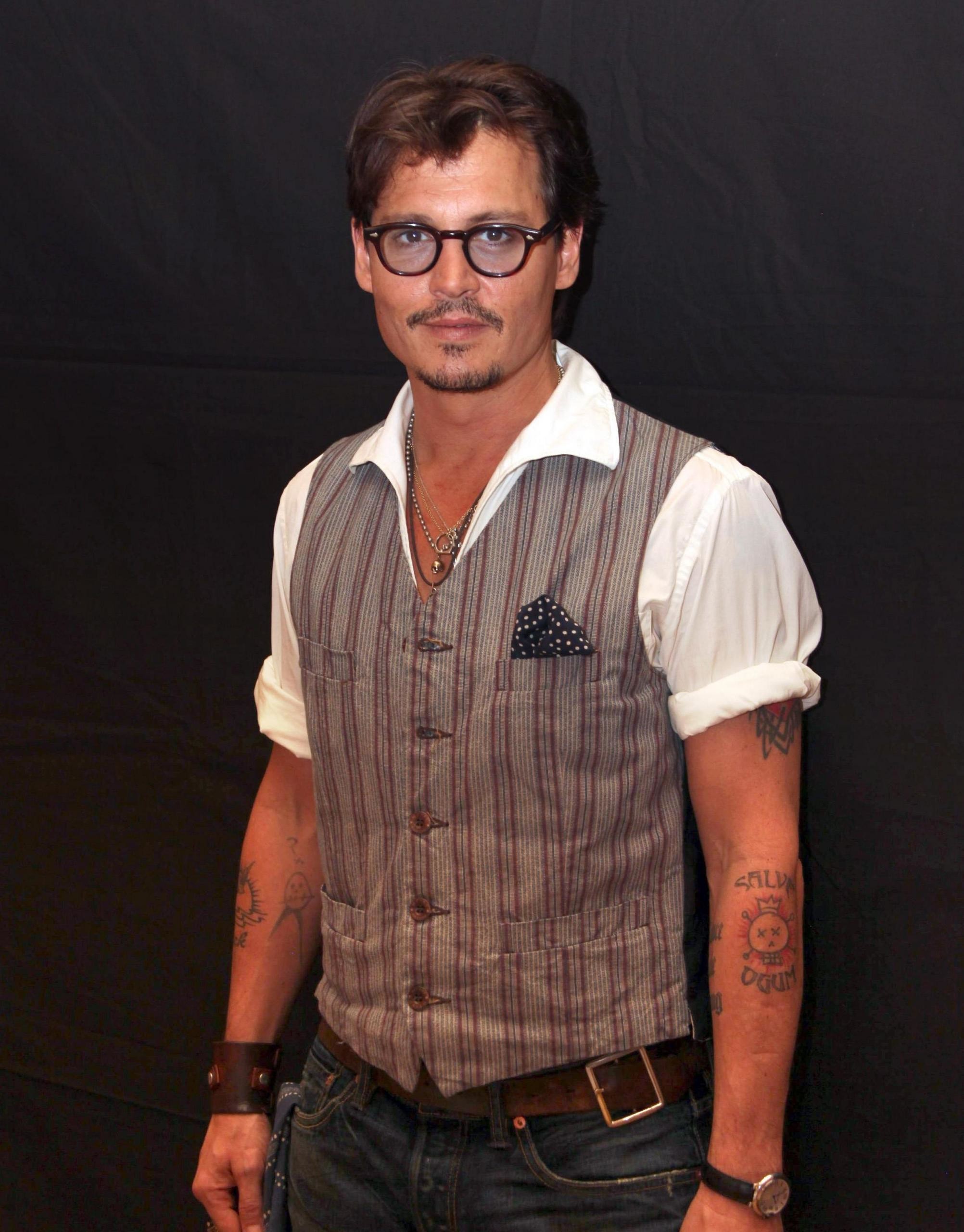 2004x2560 840x1160 Johnny Depp In Specs Photoshoot, Full HD Wallpaper">