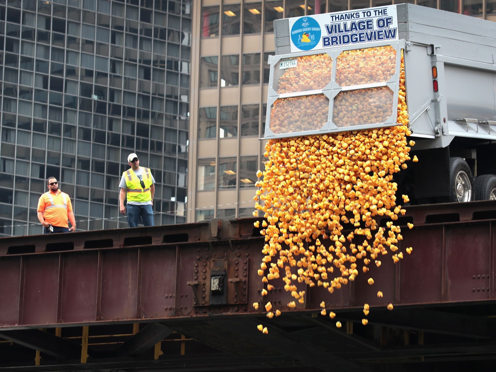 1920x1440 Rubber ducks are dropped into the Chicago River to