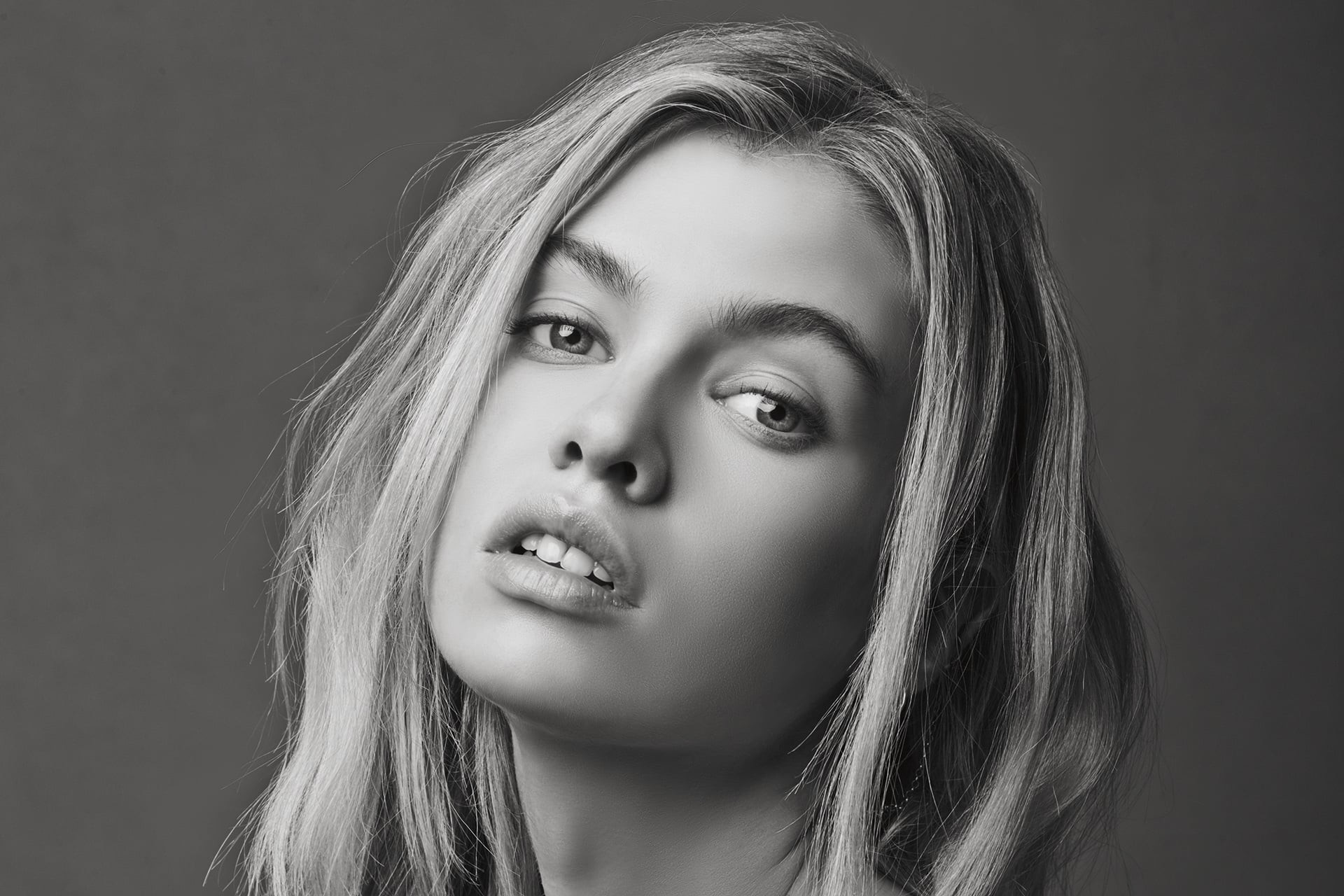 1920x1280 Wallpaper of Stella Maxwell bw for Laptop