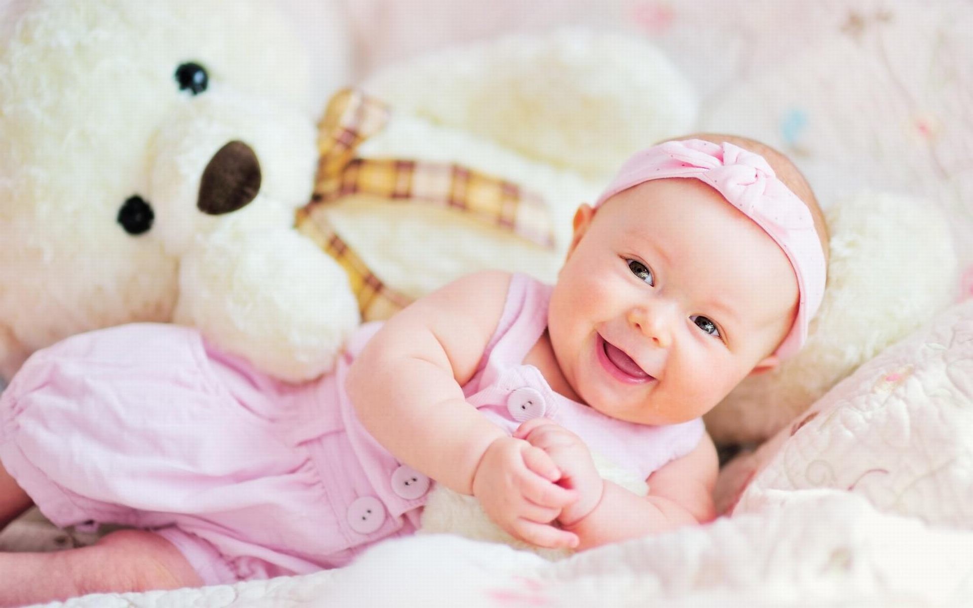 Smiling Cute Babies Wallpaper.