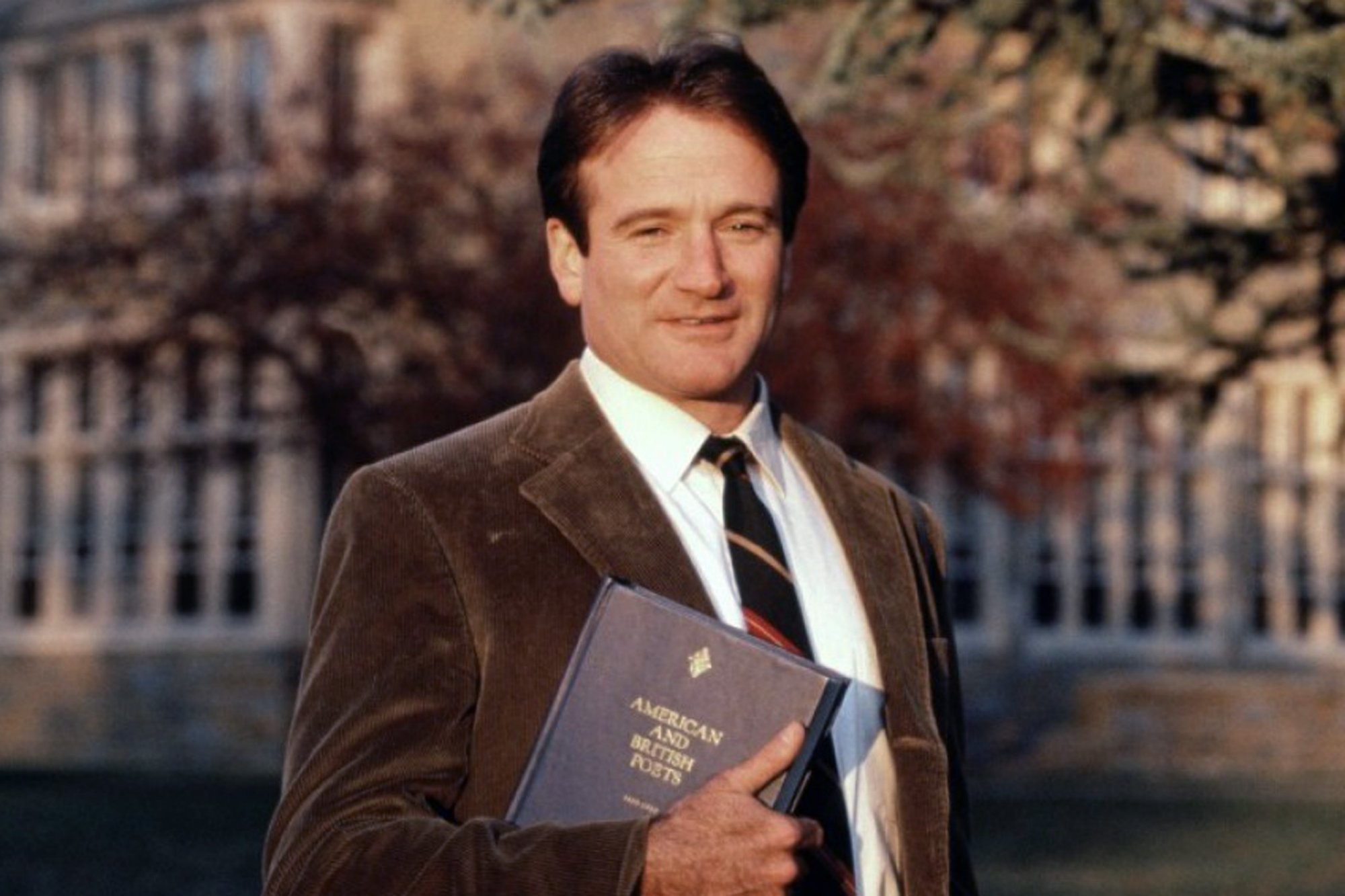 2000x1333 Young Robin Williams with a book