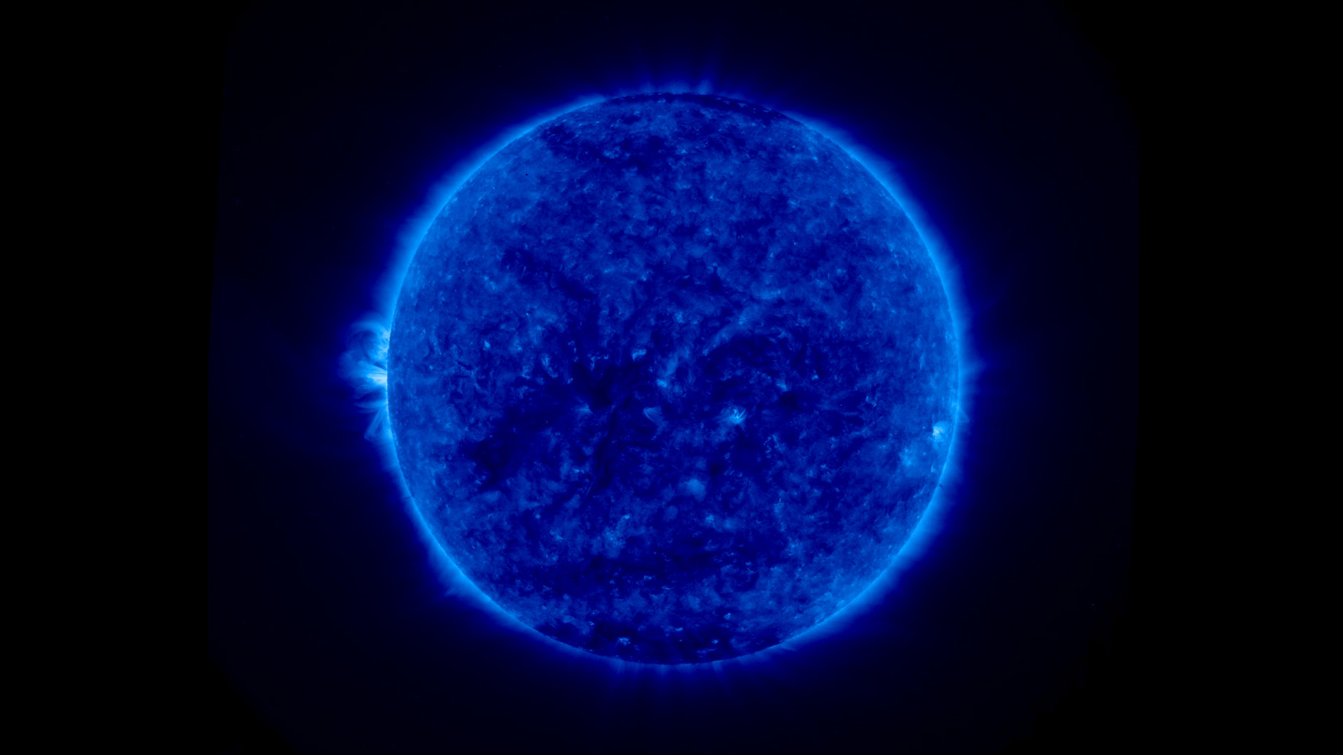 1920x1080 Images above: Images of the full sun. On the left is the 2-D image and on  the right is the 3-D image. Click on thumbnails for high resolution images.