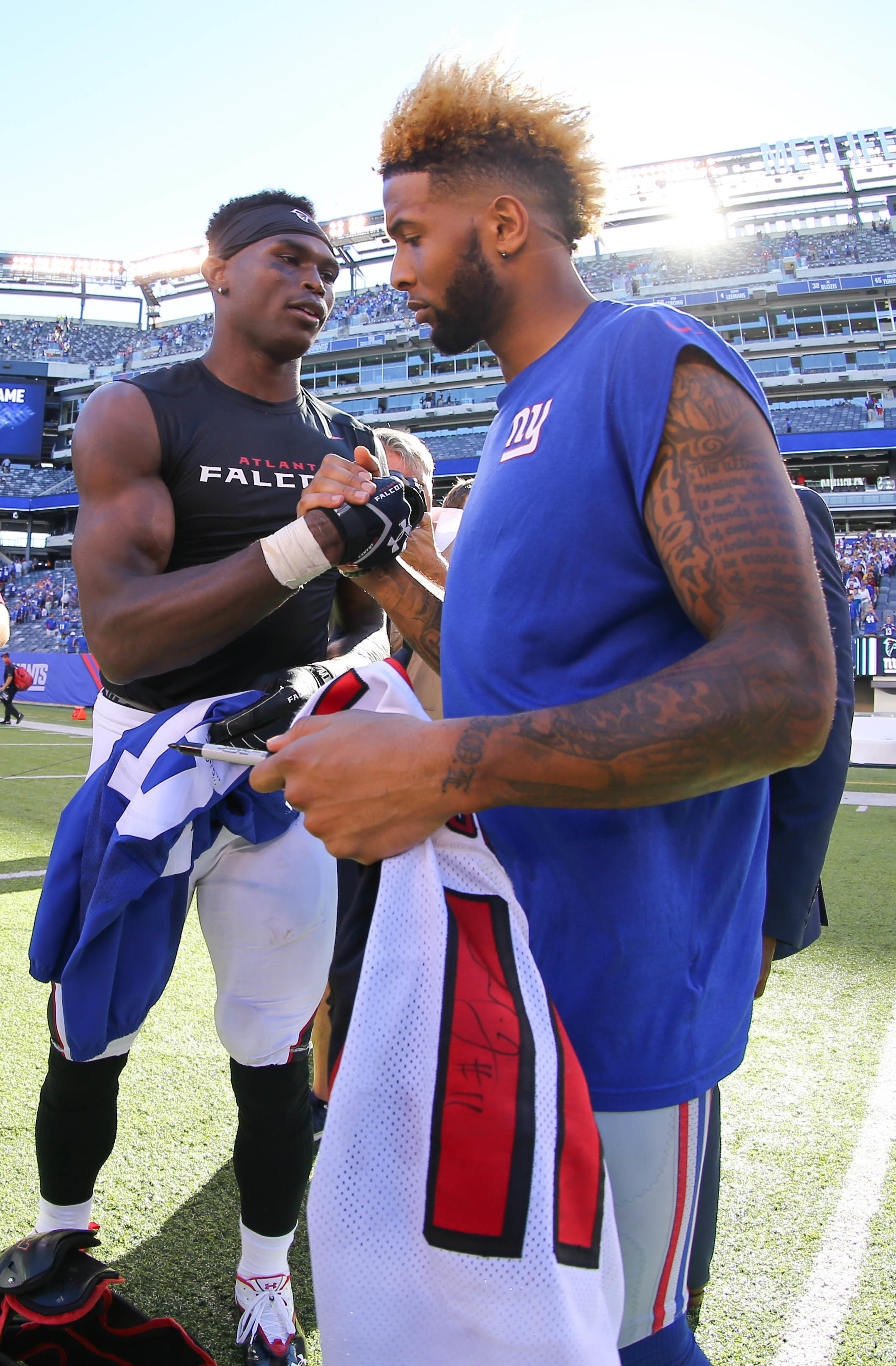 2115x3223 Atlanta Falcons wide receiver Julio Jones and New York Giants wide receiver Odell  Beckham Jr. exchange jerseys after their game at MetLife Stadium.