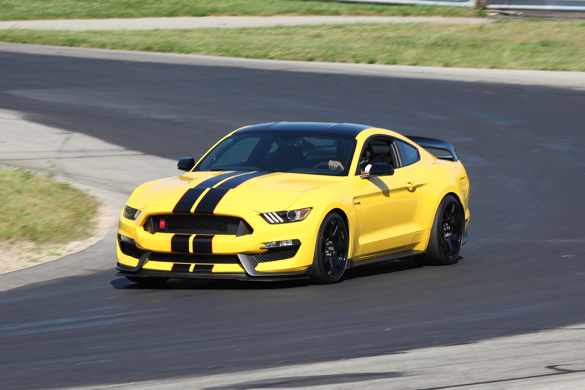 2039x1360 Yellow Ford Mustang Shelby GT350 HD Wallpaper