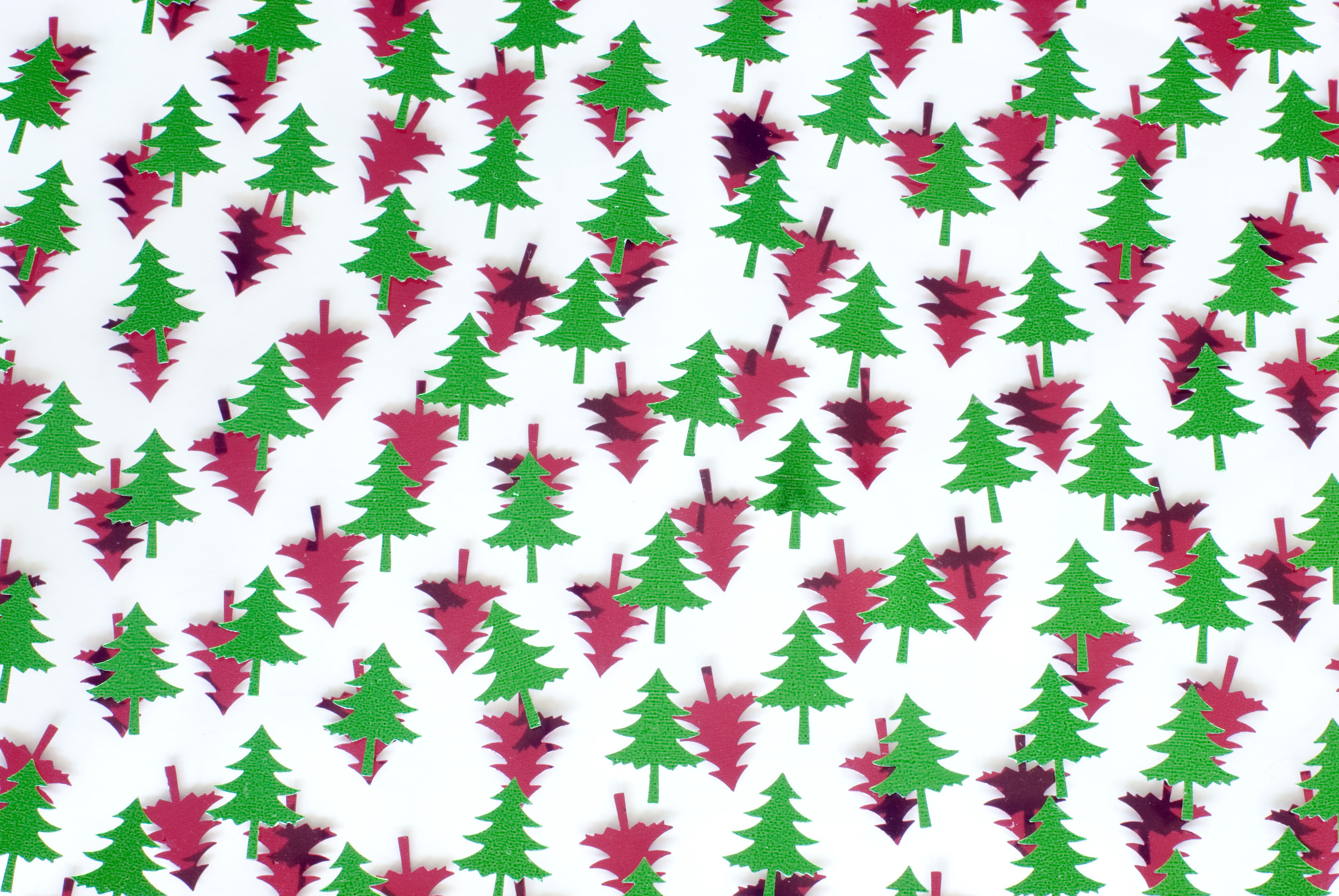 3000x2008 a festive themed background of red and green christmas pine tree shapes