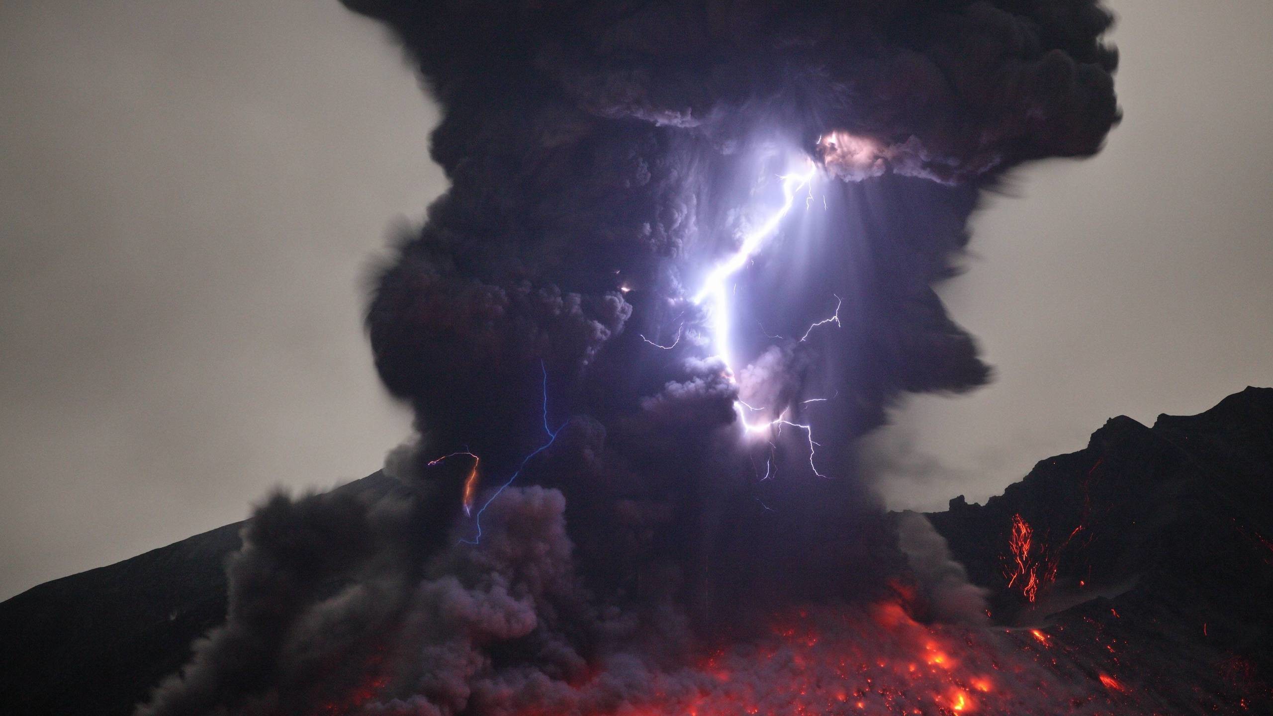 2560x1440 Volcanic Lightning in Kyushu (aka the 'Dirty Thunderstorm')