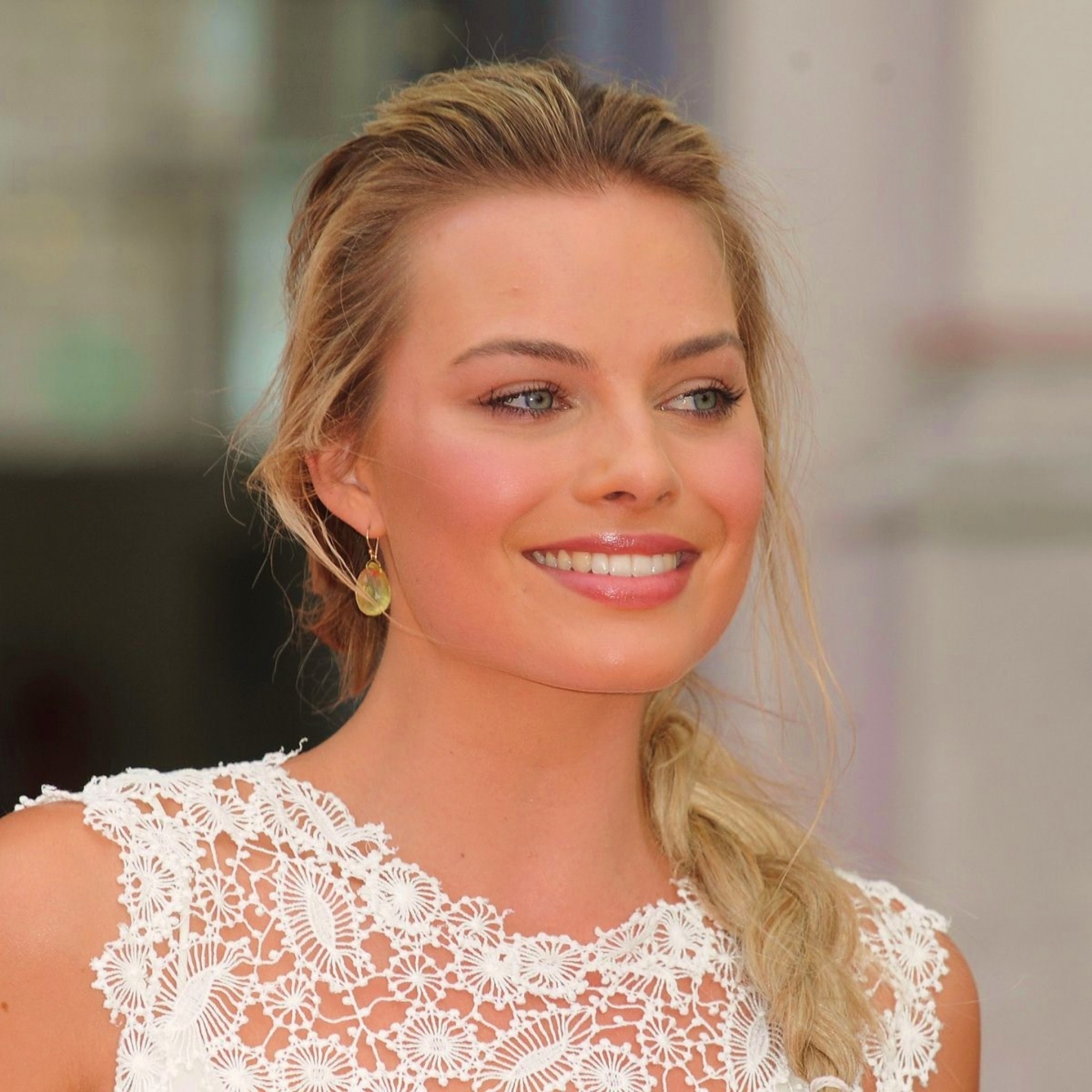2048x2048 Preview wallpaper margot robbie, actress, blonde, smile, face 