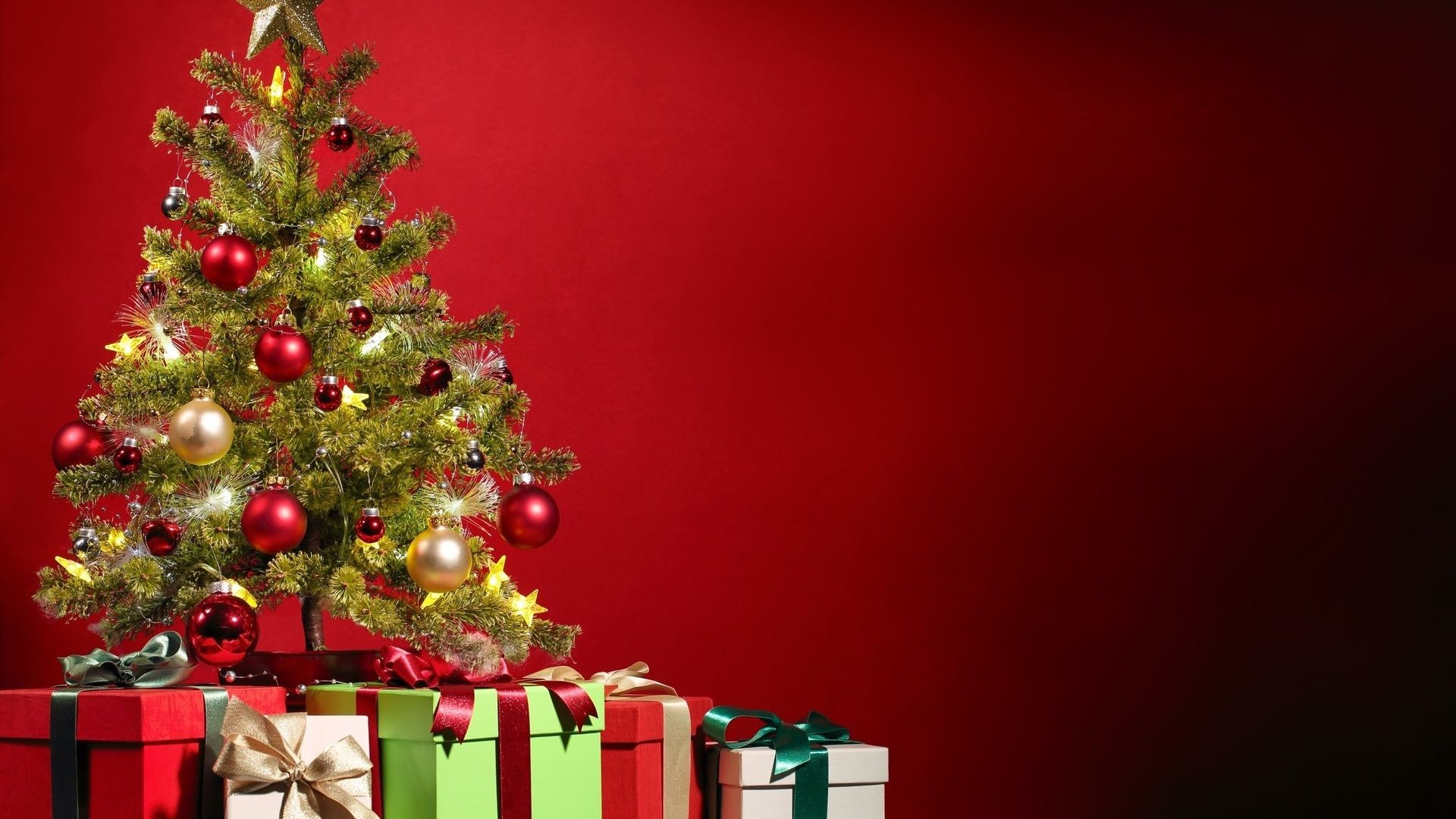 1920x1080 Principle Present: Dominance The christmas tree shows dominance in this  picture as when seen with this red back drop, the viewers eye is  instinctively drawn ...