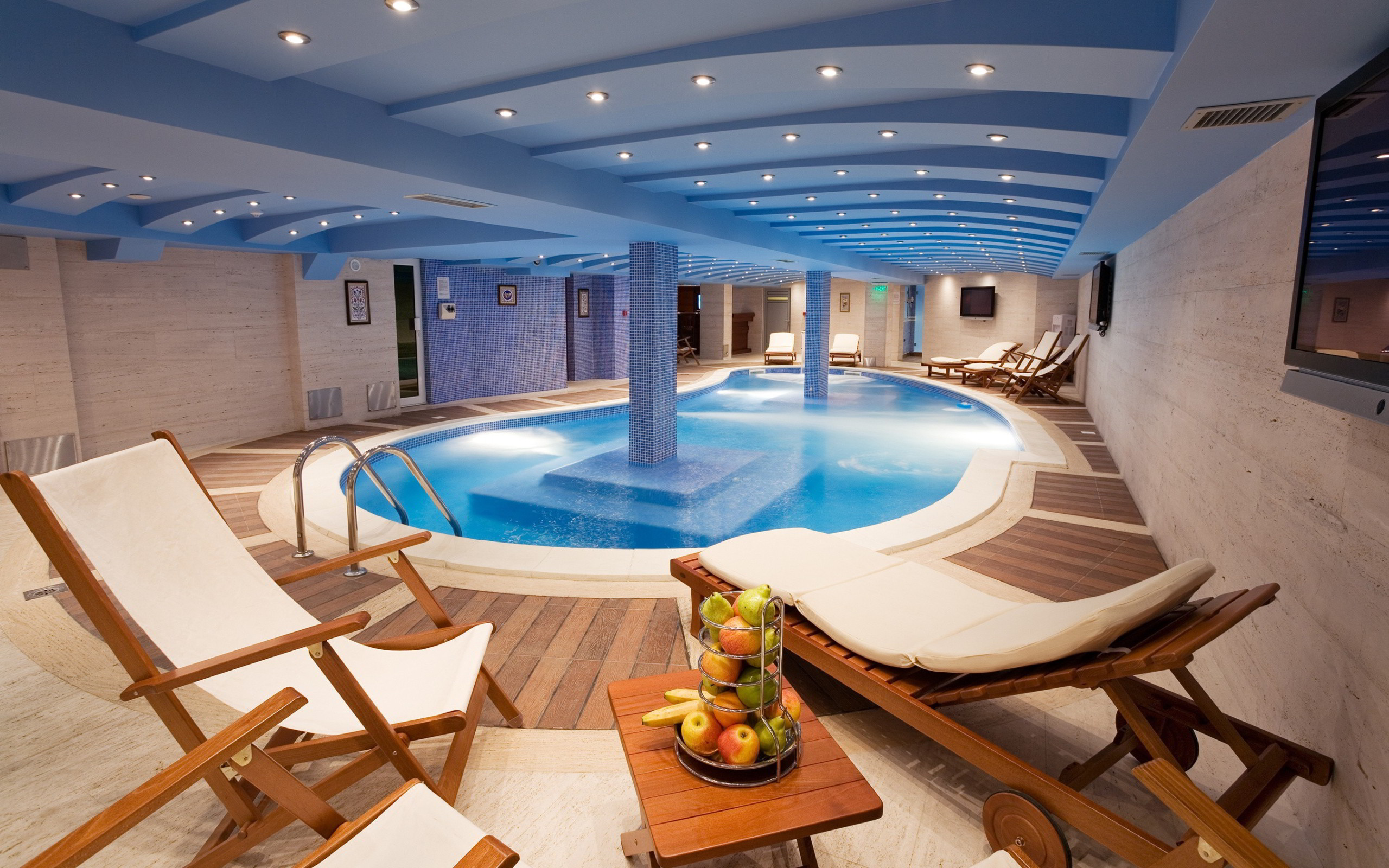 2560x1600 Luxury indoor swimming pool