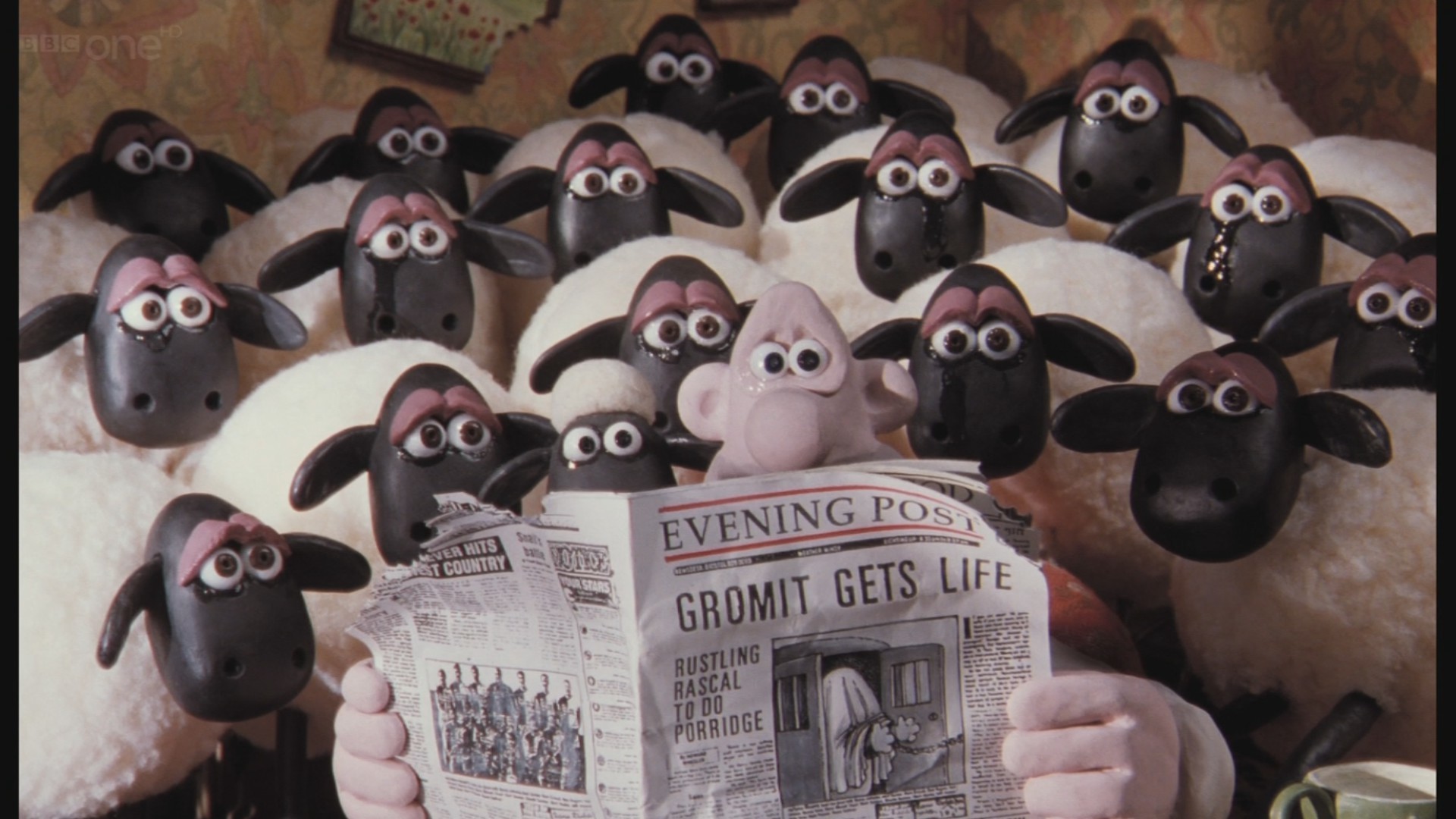 1920x1080 Shaun das Schaf (mit weisser Haartolle hinter der Zeitung) trauert mit  Wallace um Gromit, der im GefÃ¤ngnis gelandet ist. (Bild: Â©Aardman)