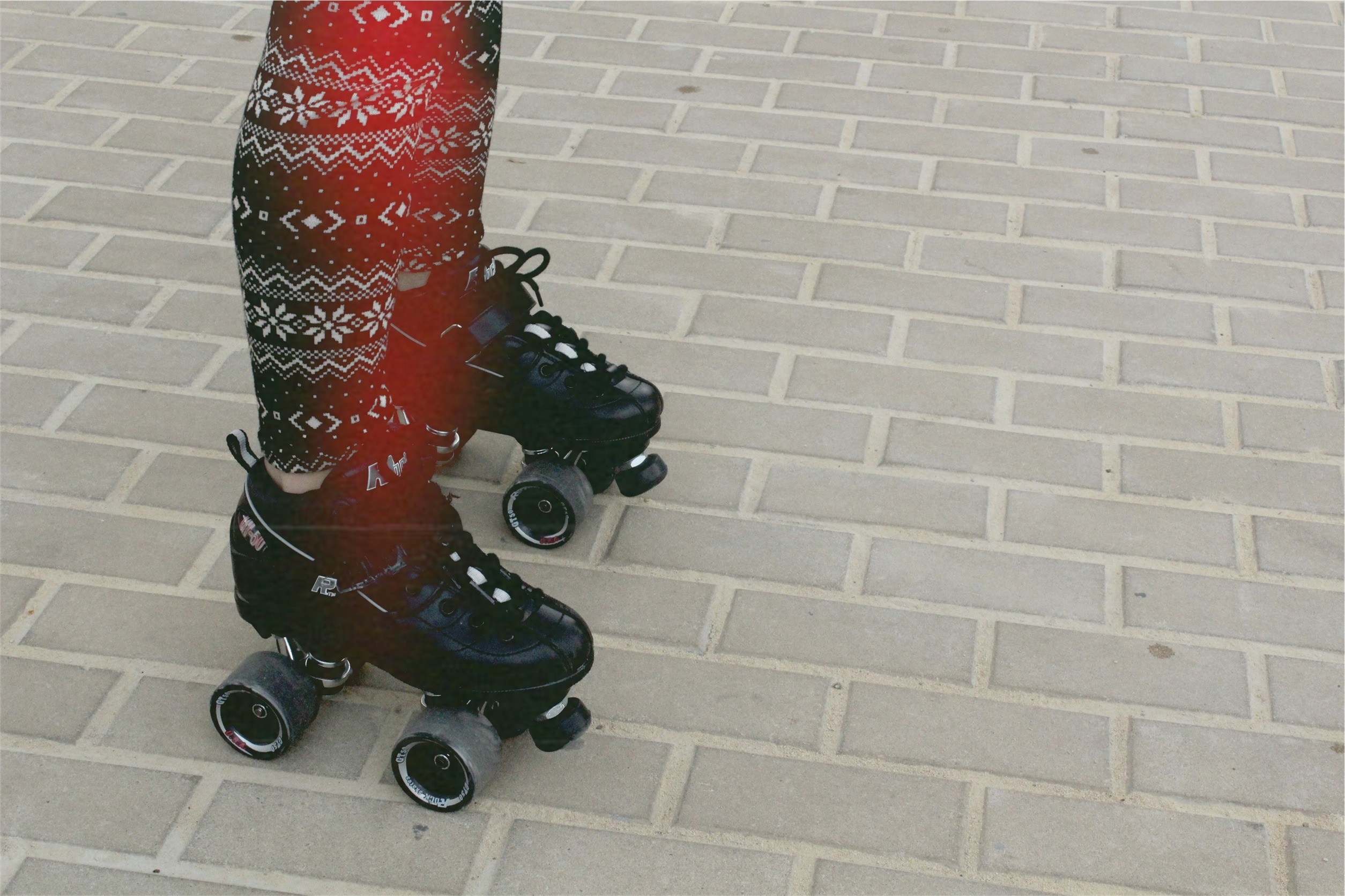 2509x1673 black roller skates preview