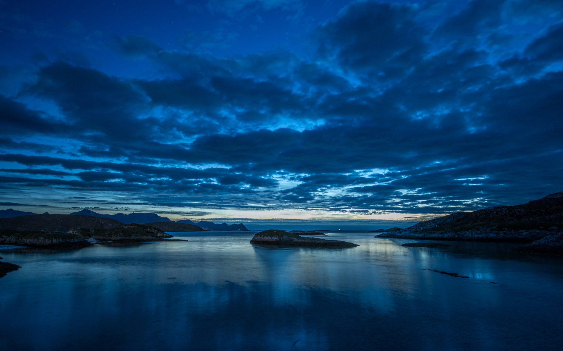 1920x1200 Beautiful blue water, sky, bay, islands, mountains: