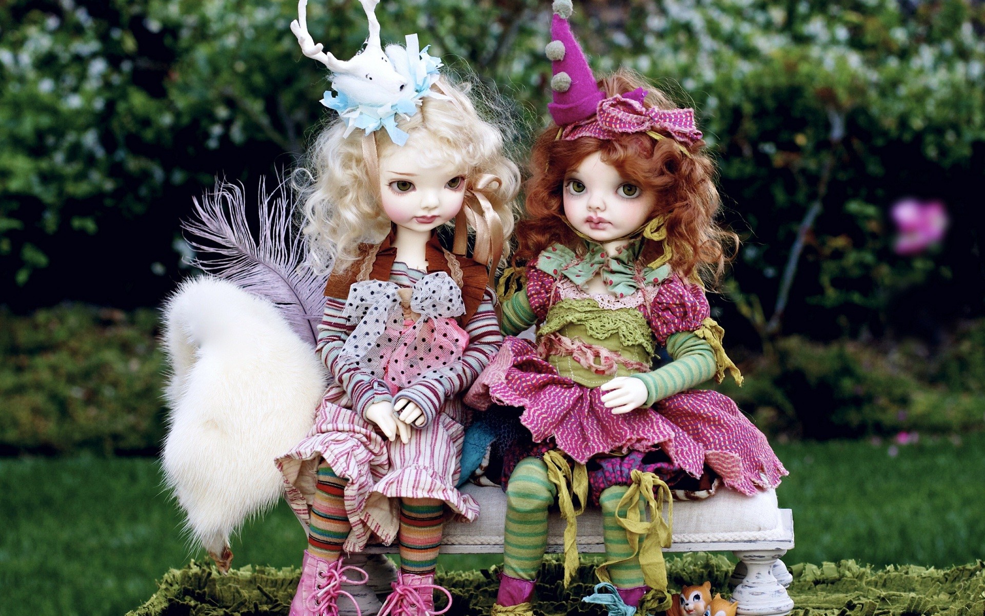 1920x1200 Cute dolls in the park bench beautiful wallpapers.