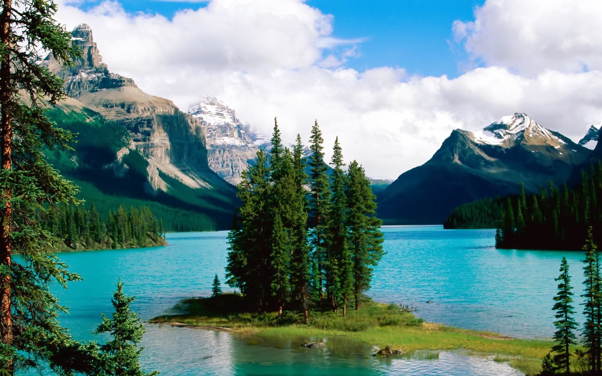 1920x1200 Lake in a mountain valley wallpapers and images wallpapers