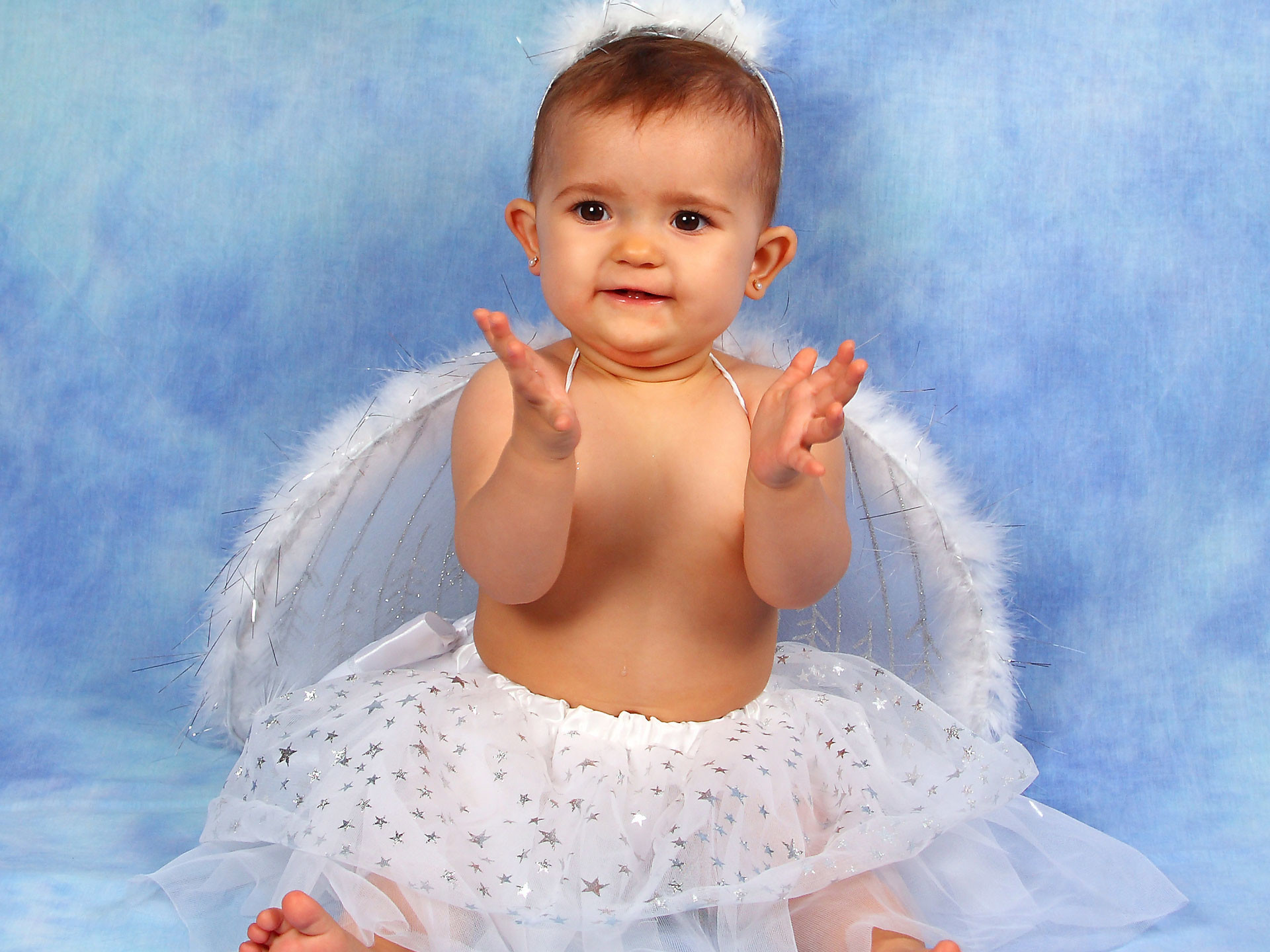 1920x1440 Cute Angel Baby Girl