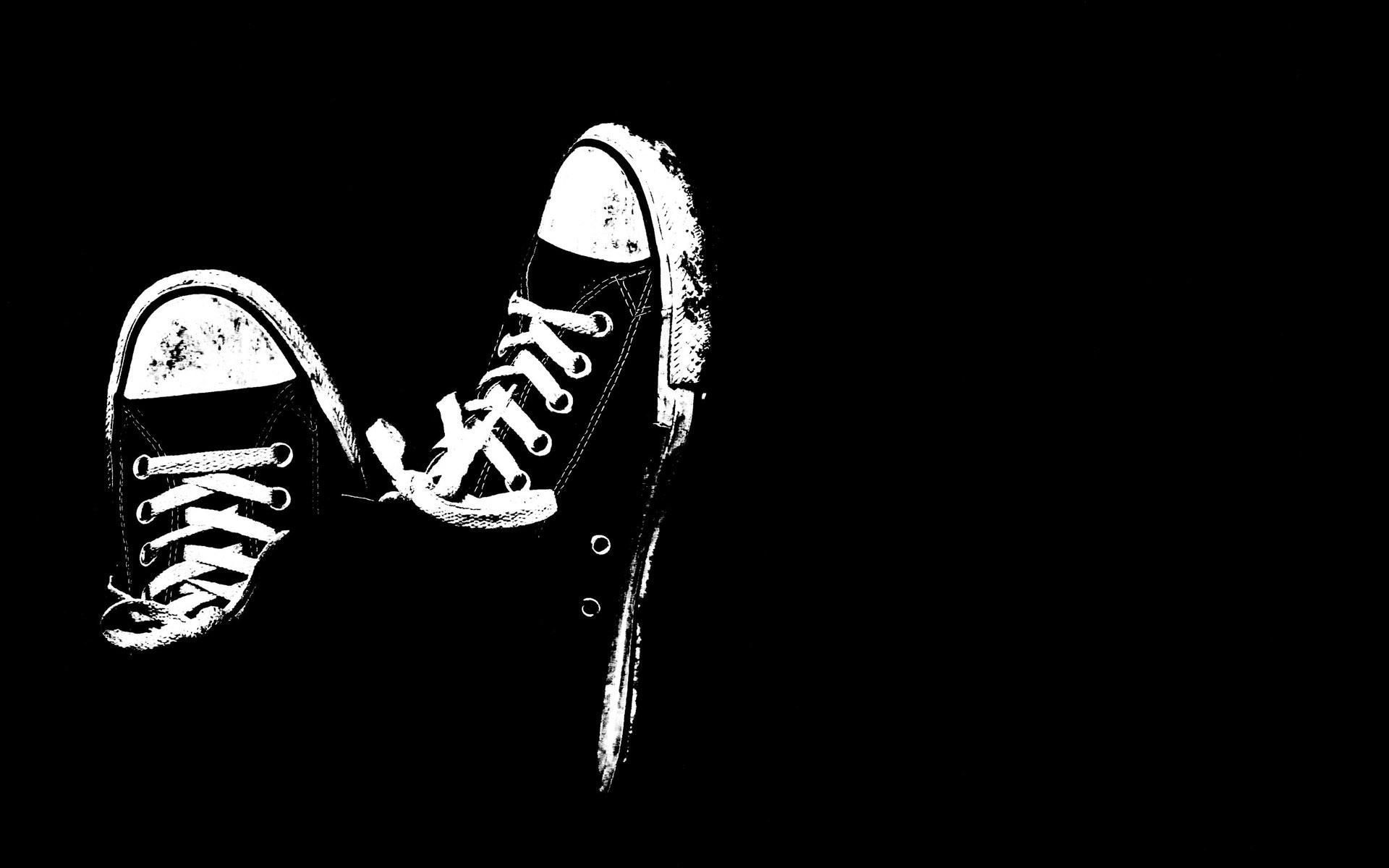 1920x1200 Black and white sneakers >