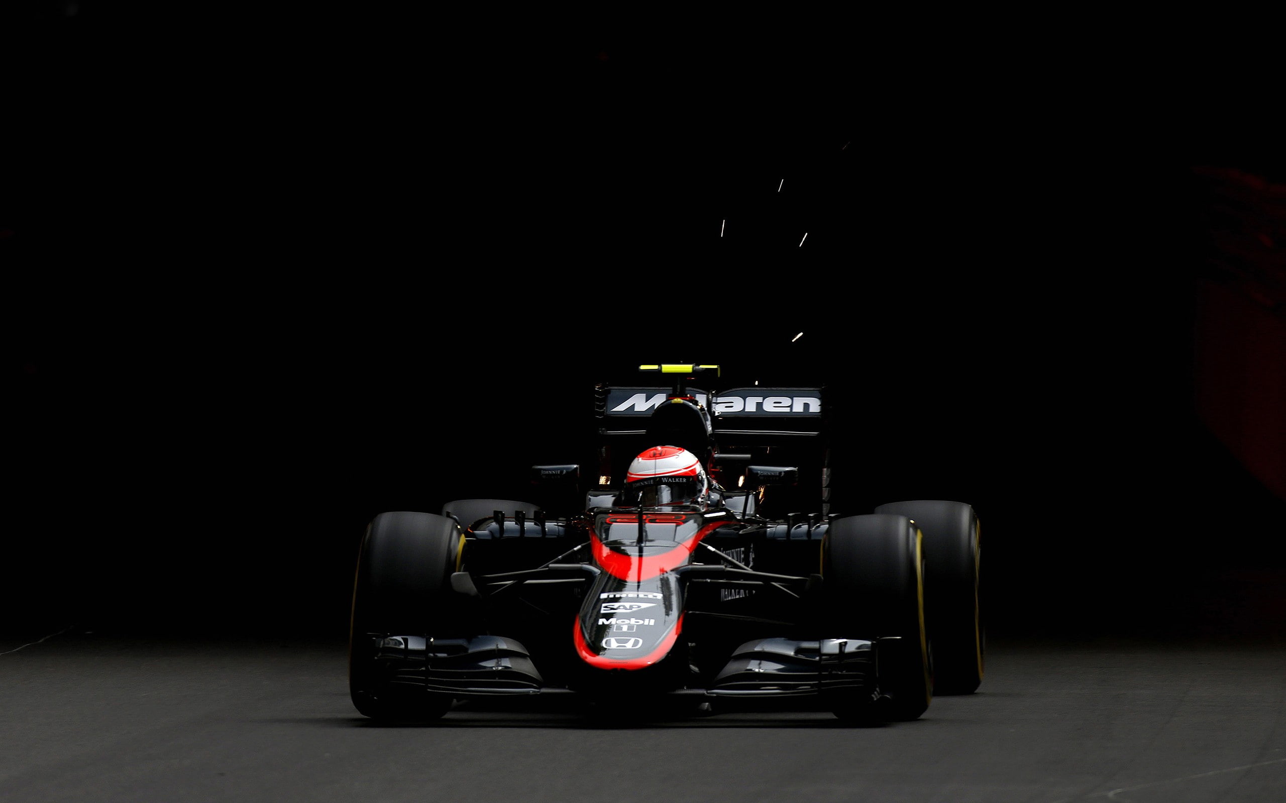 2560x1600  px, car, Formula 1, McLaren F1, Simple Background