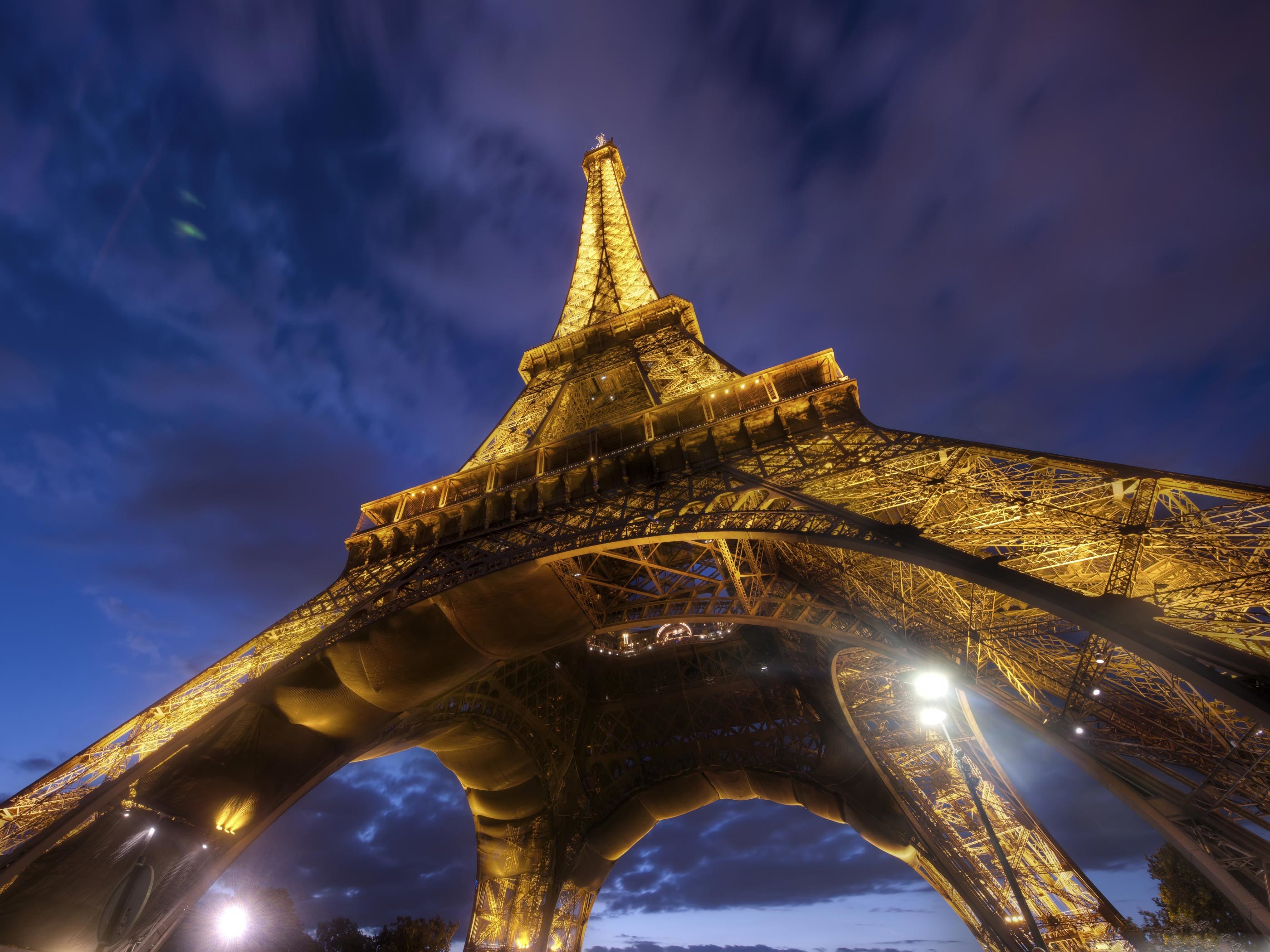 2800x2100 Eiffel Tower at Night Wallpaper