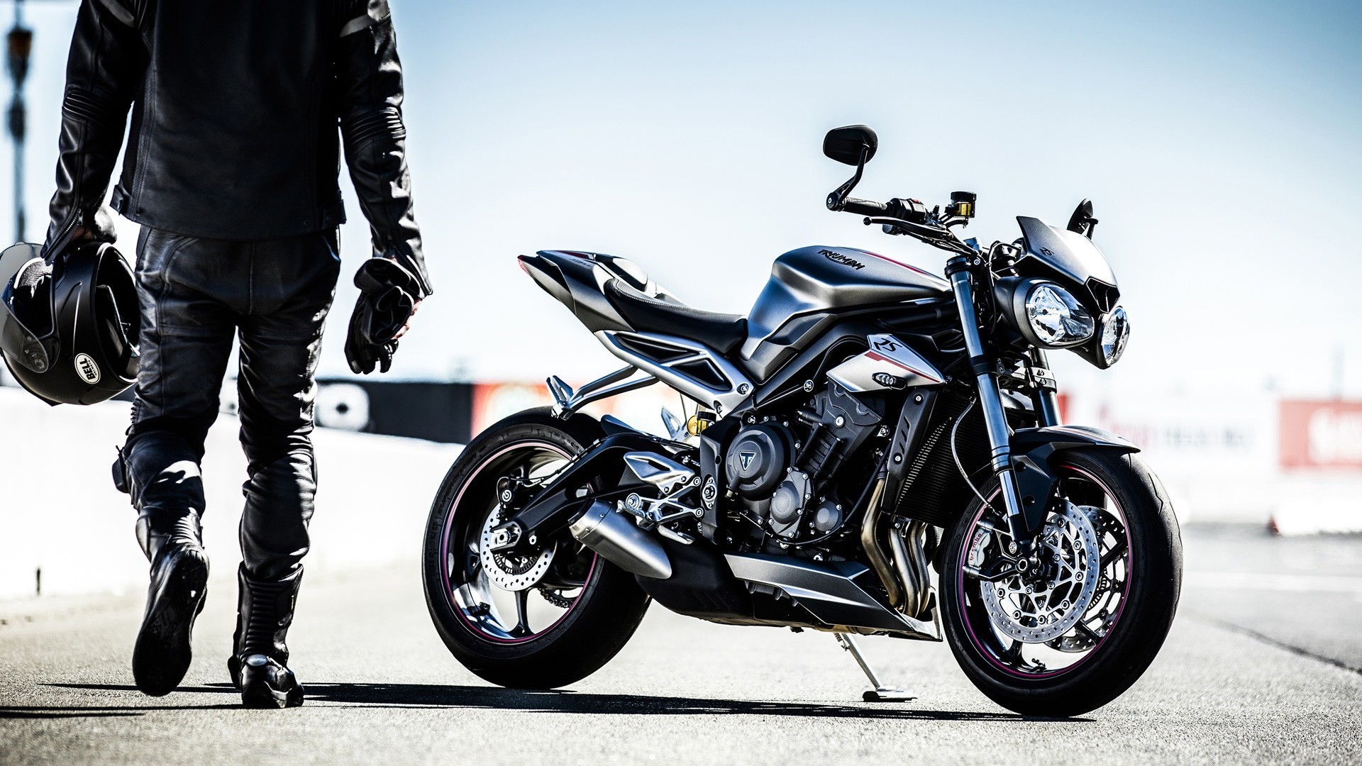 1920x1080 The Triumph Street Triple RS comes also comes with the  highest-specification Showa big piston 41 mm front forks, adjustable for  pre-load, ...