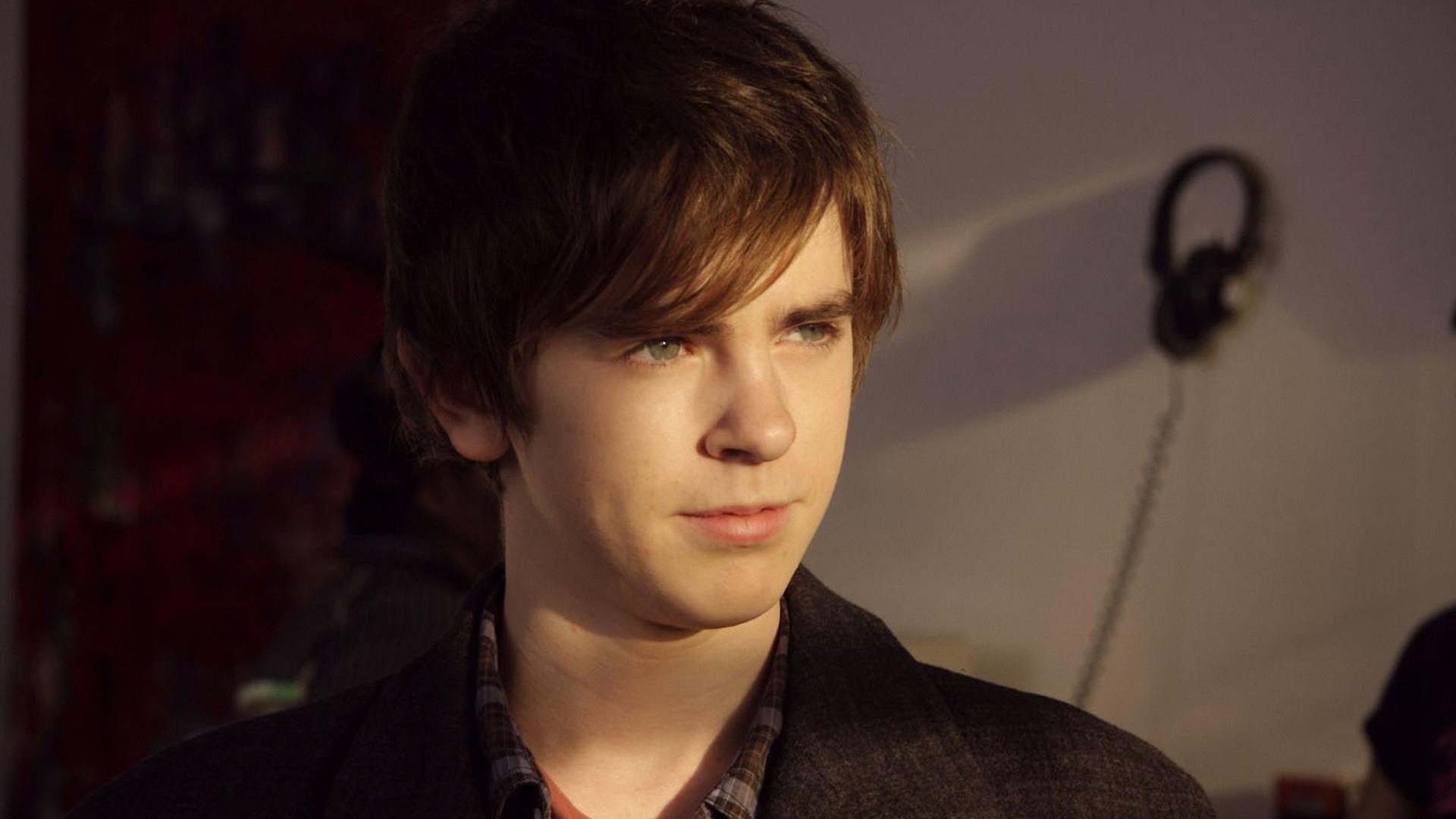 1920x1080 Preview wallpaper freddie highmore, celebrity, face, smile, weird 