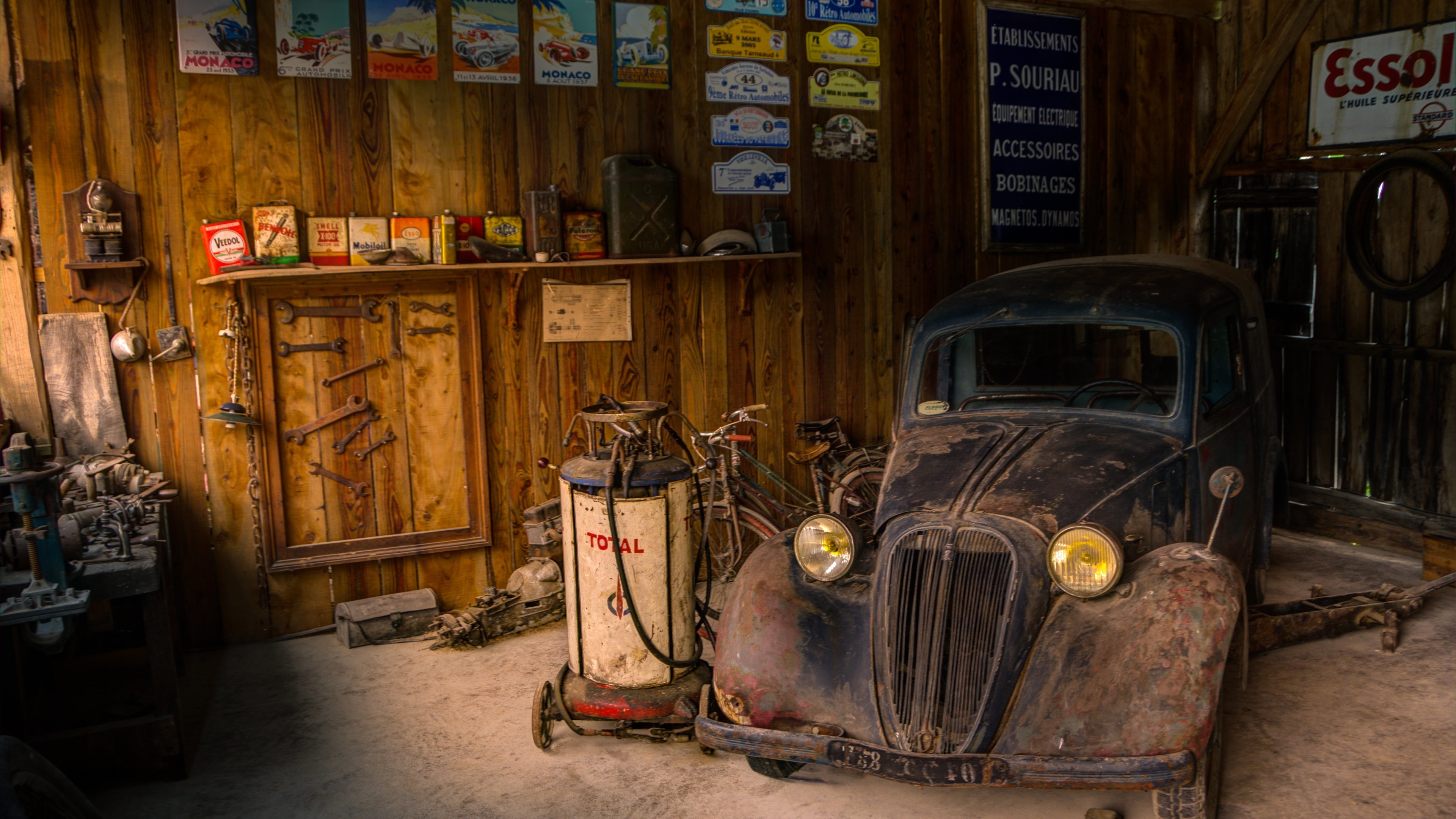 3840x2160 Rusty Old Car in a Rusty Old Garage