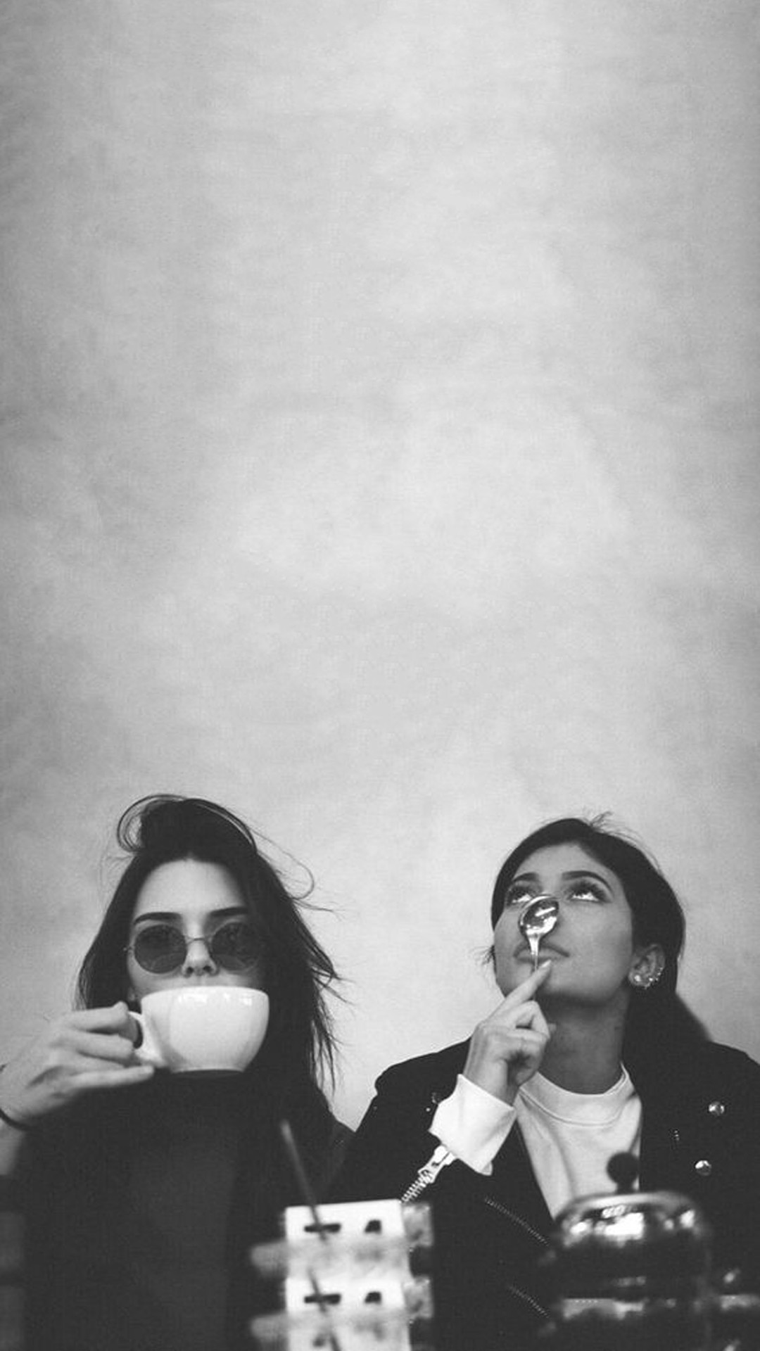 1080x1920 Kendall & Kylie Jenner iPhone 6/6s/7 black and white wallpaper lockscreen.