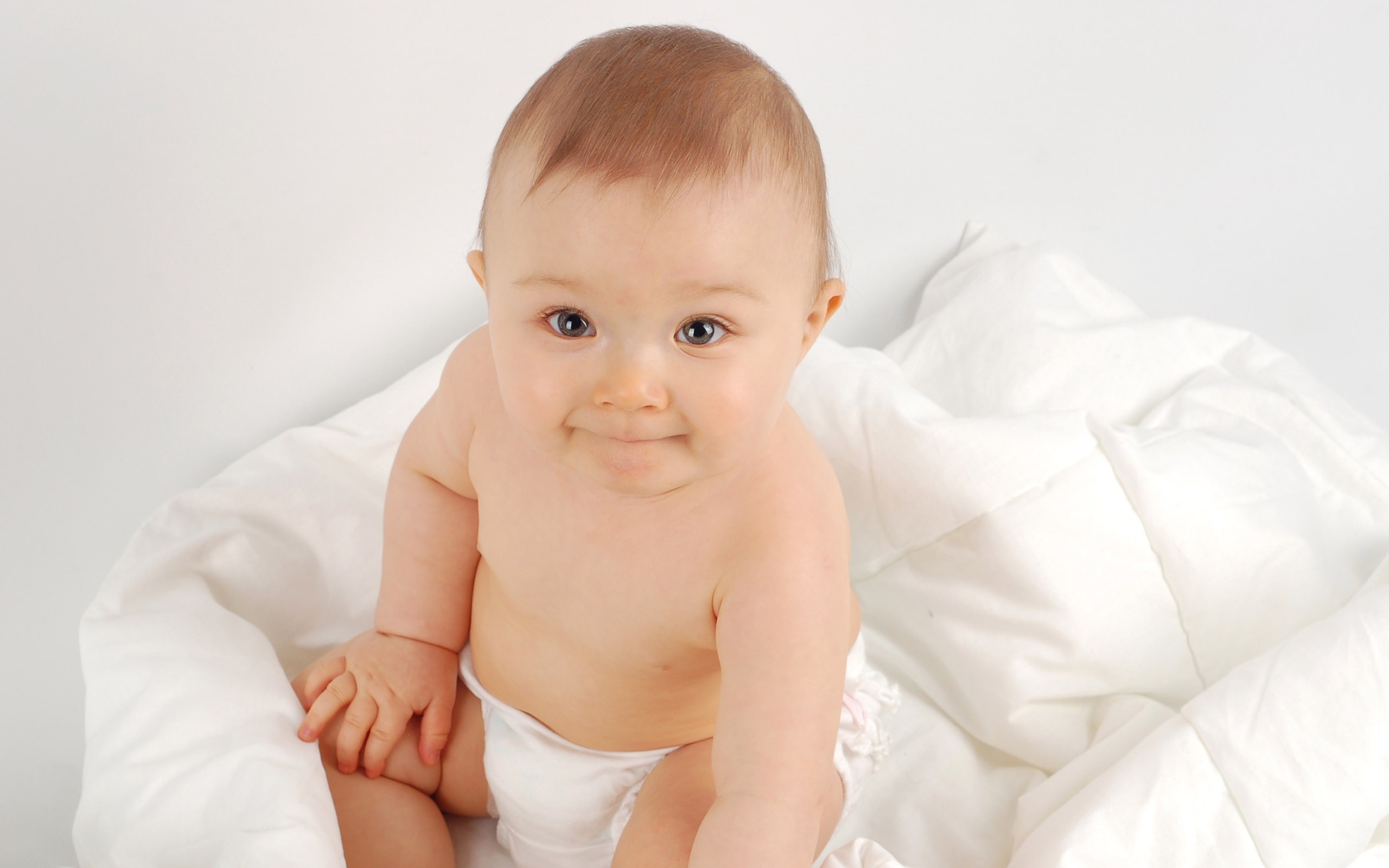 2560x1600 baby cute on bed image wallpaper