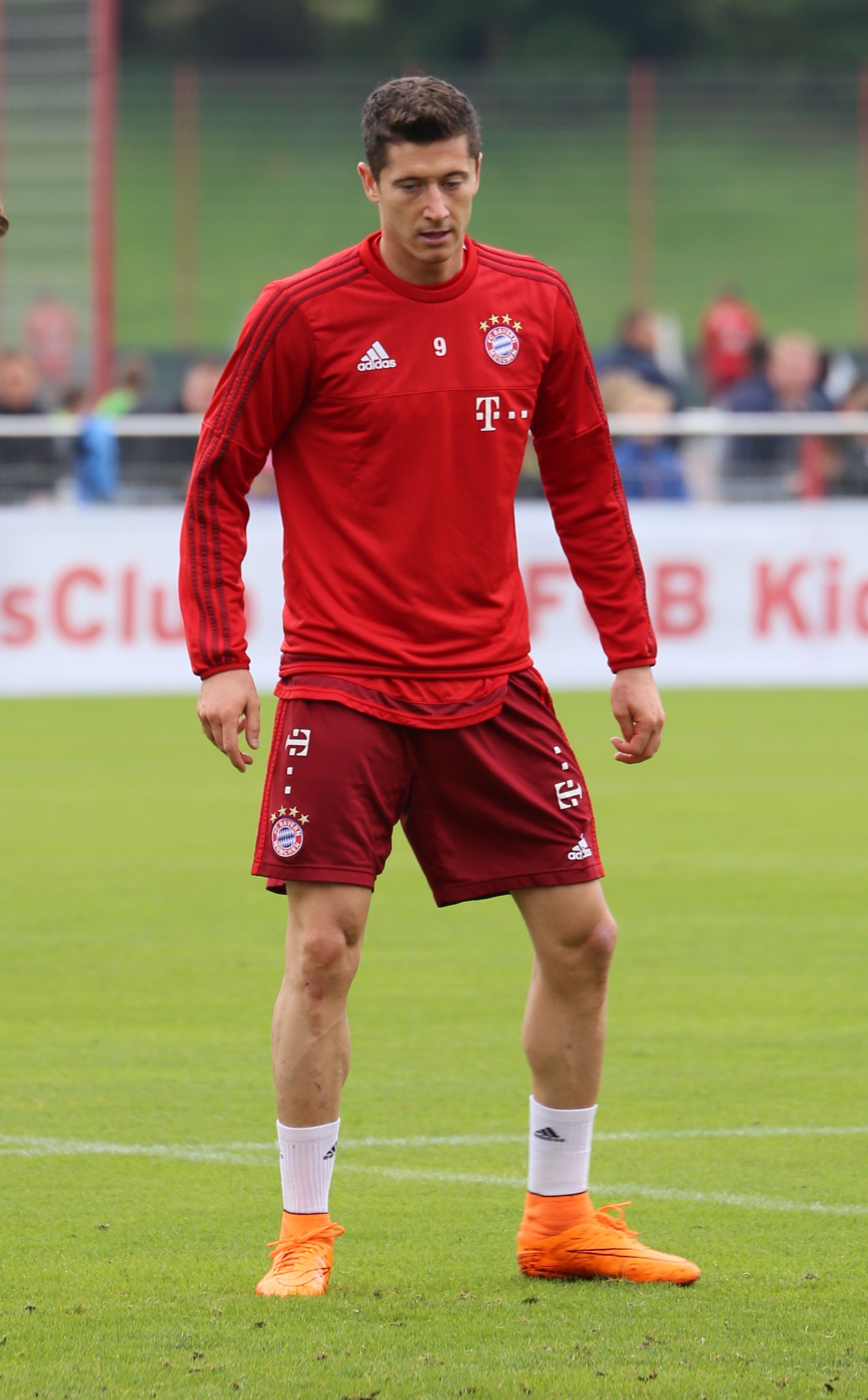 1856x2992 Robert Lewandowskiu200e beim Training auf dem GelÃ¤nde des FC Bayern MÃ¼nchen