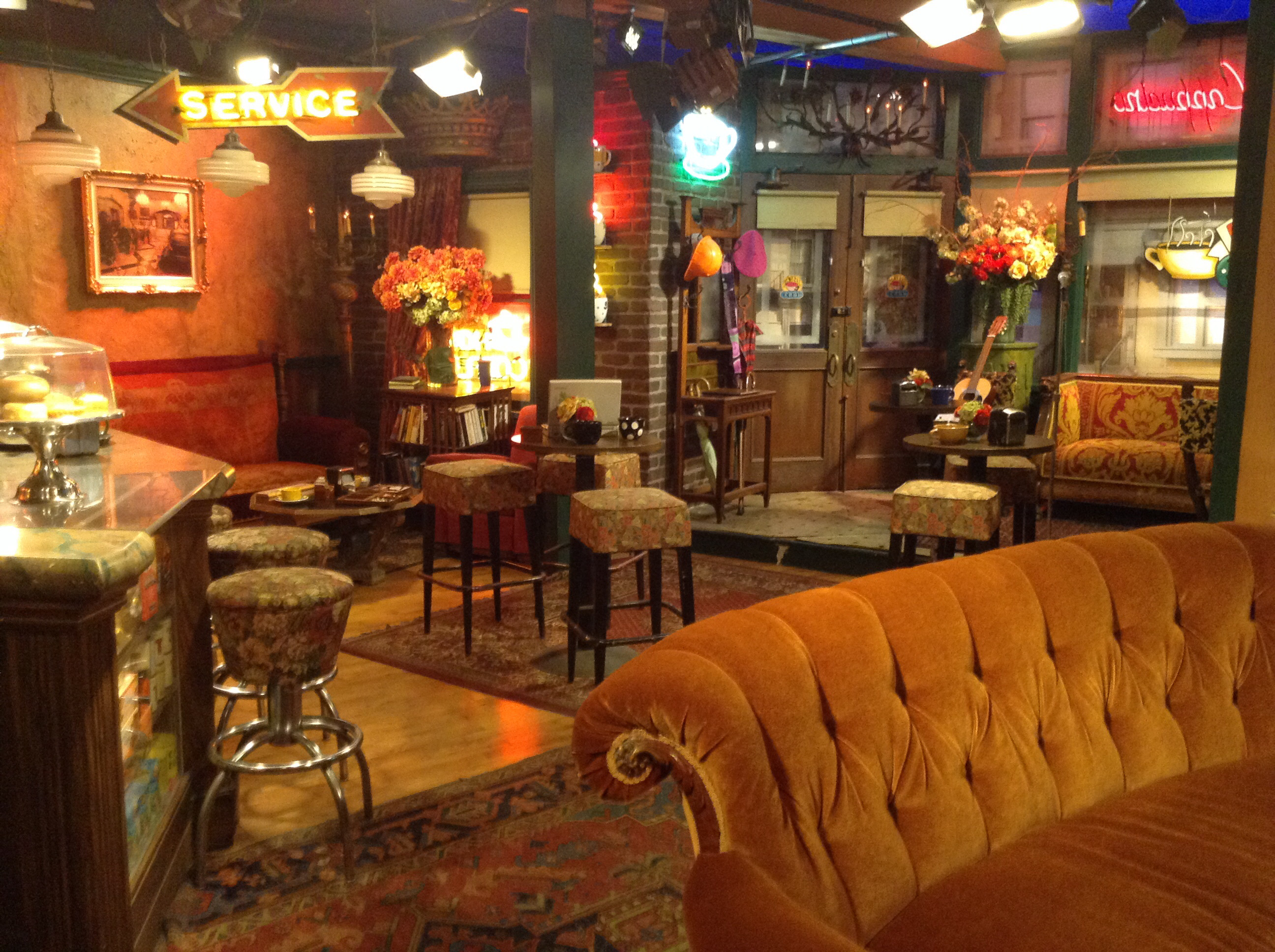 2592x1936 Central Perk on the WB lot. I miss Friends.