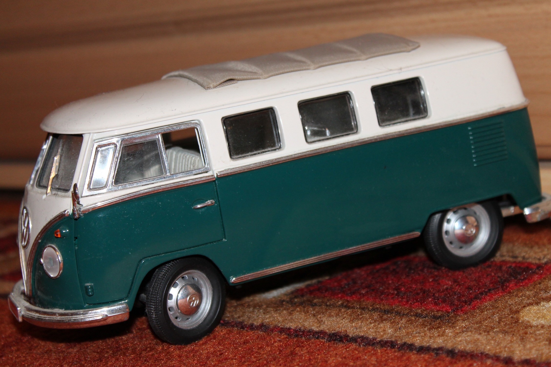 2256x1504 green and white volkswagen t1 scale model