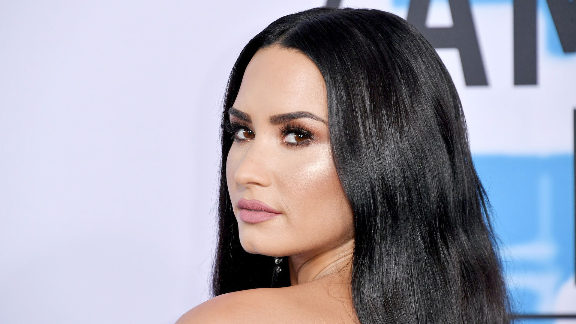 1920x1080 Demi Lovato looking over shoulder. Image: Neilson Barnard/Getty Images.