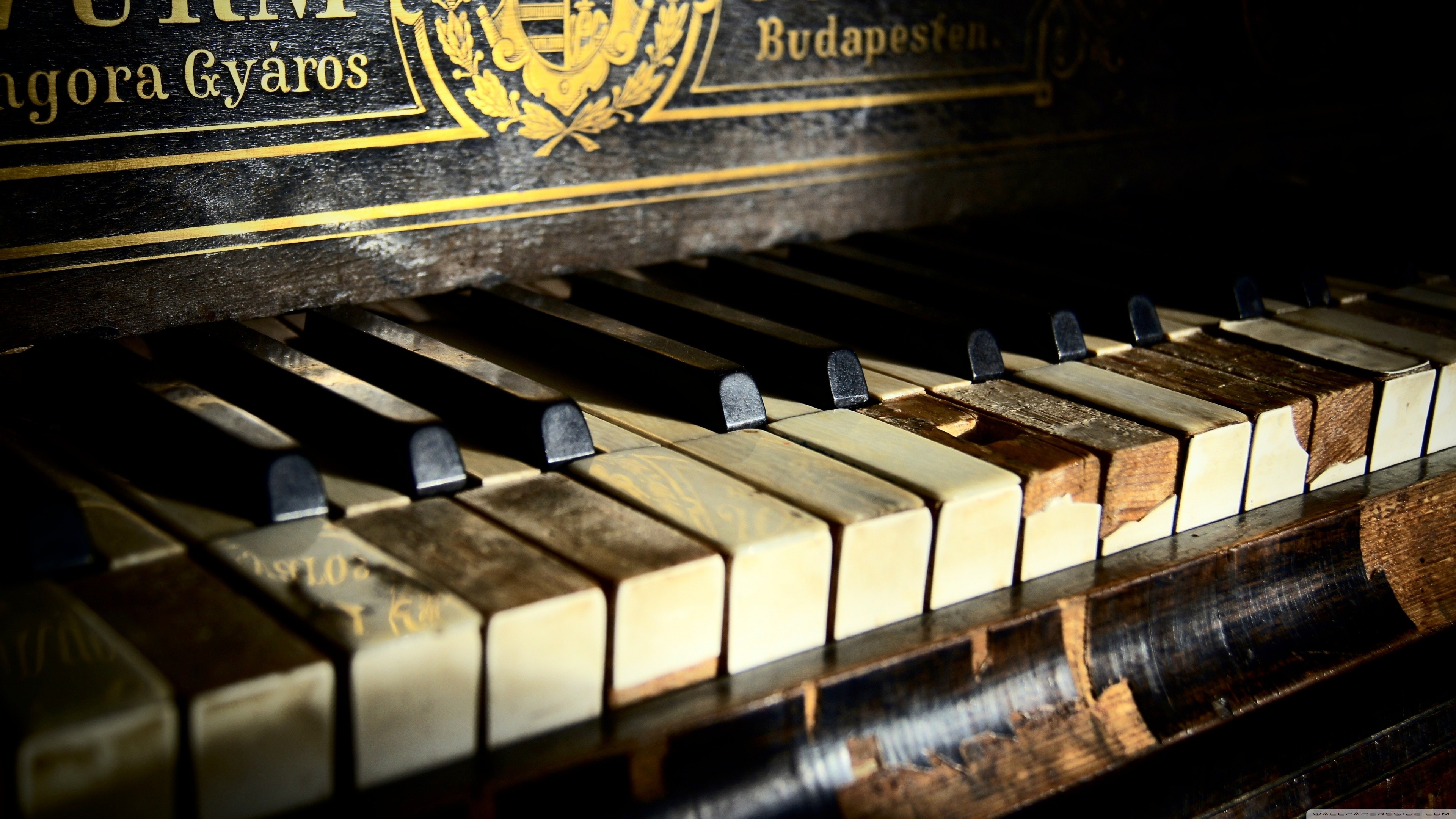 3840x2160 Old piano