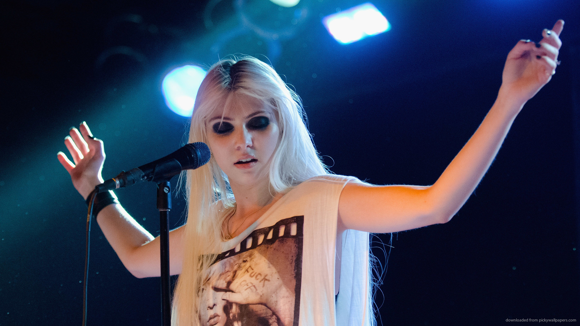 1920x1080 Taylor Momsen Performing Live Wallpaper Background picture