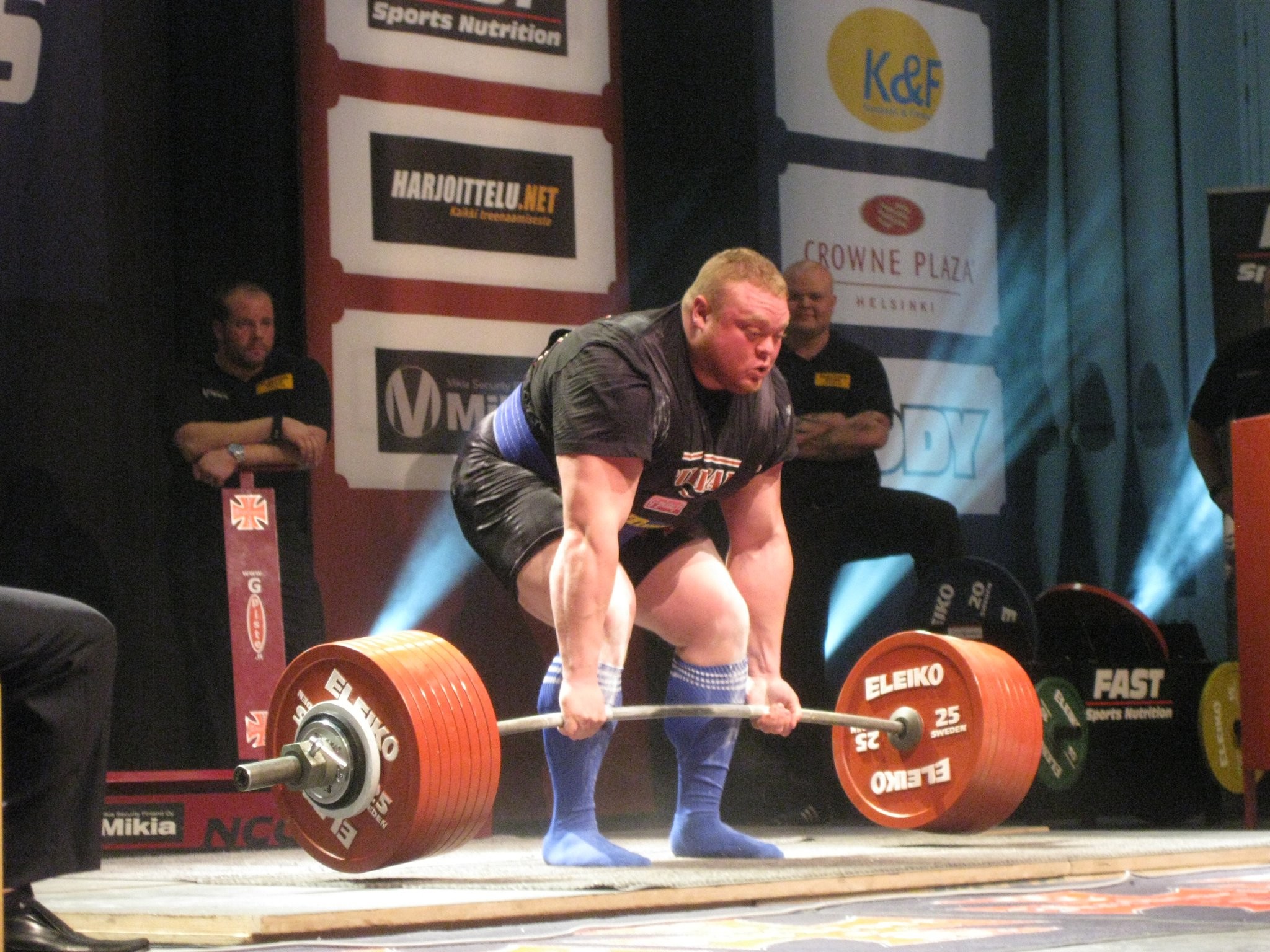2048x1536 The world record deadlift of 1015 pounds, done by Benedikt Magnusson, was  performed raw