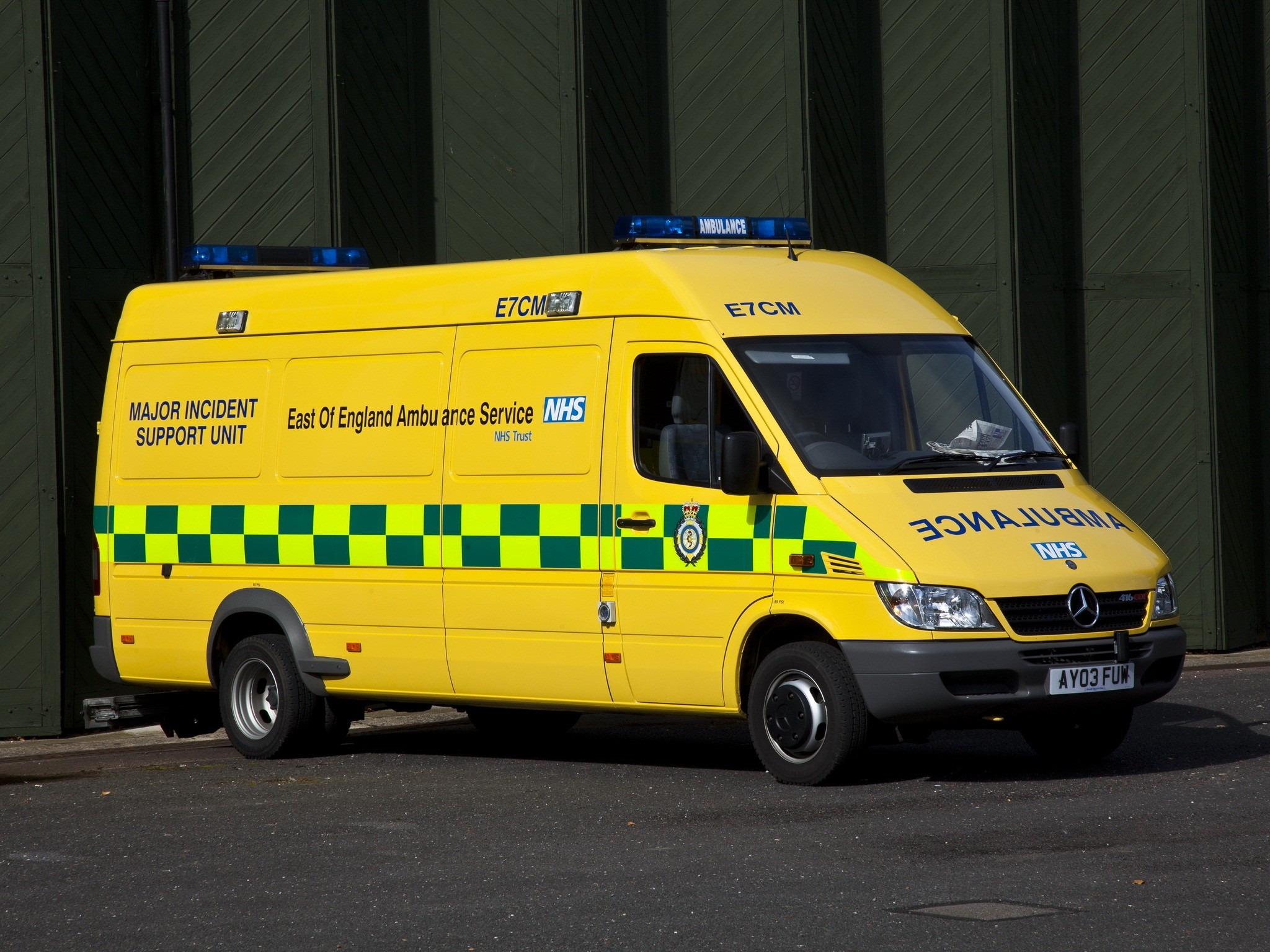 2048x1536 Mercedes-Benz Sprinter 416 CDI Ambulance UK-spec (Br.904)