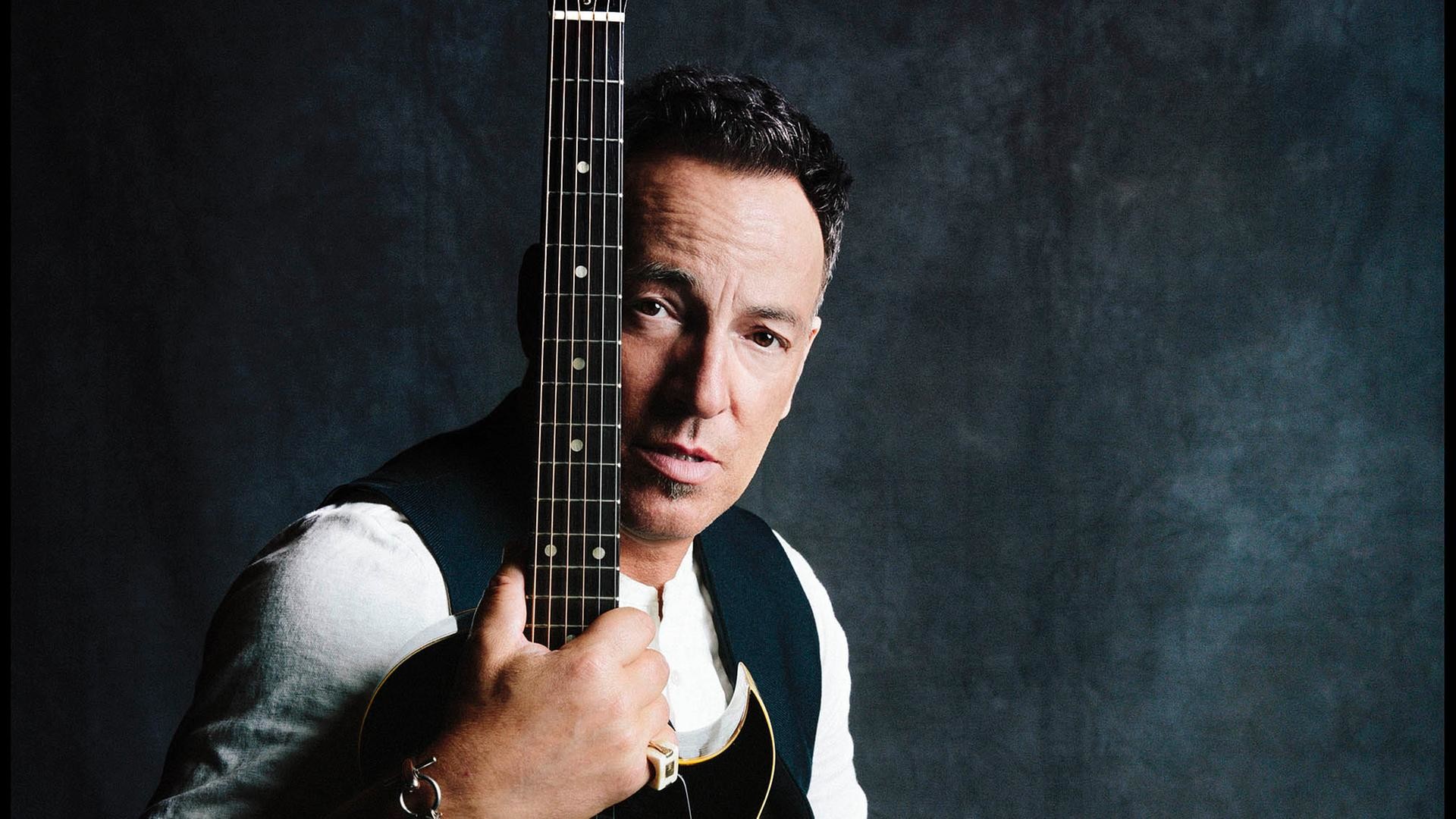 1920x1080 Bruce Springsteen sitzend mit Gitarre