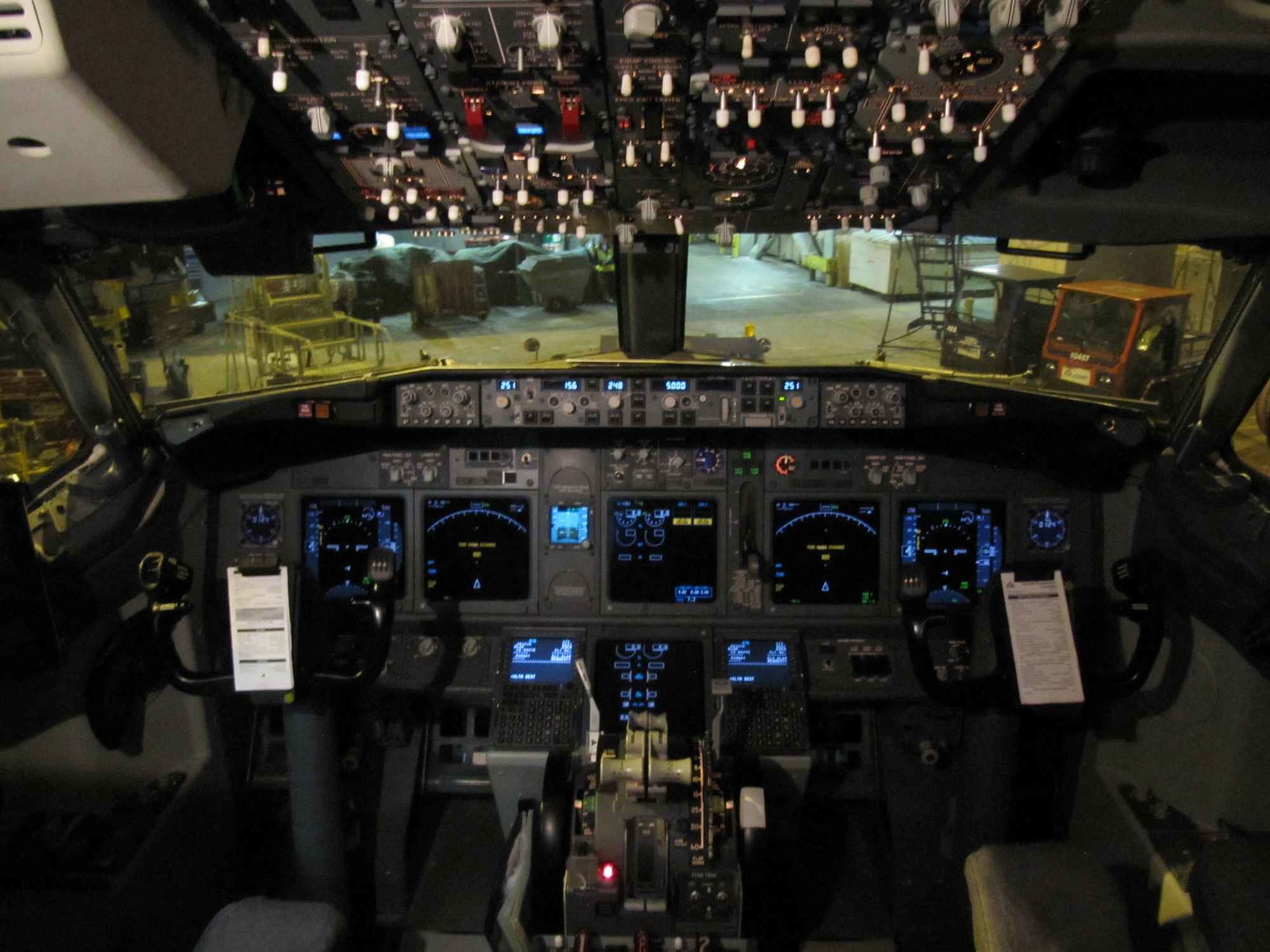 2000x1500 Boeing 737 900 Cockpit
