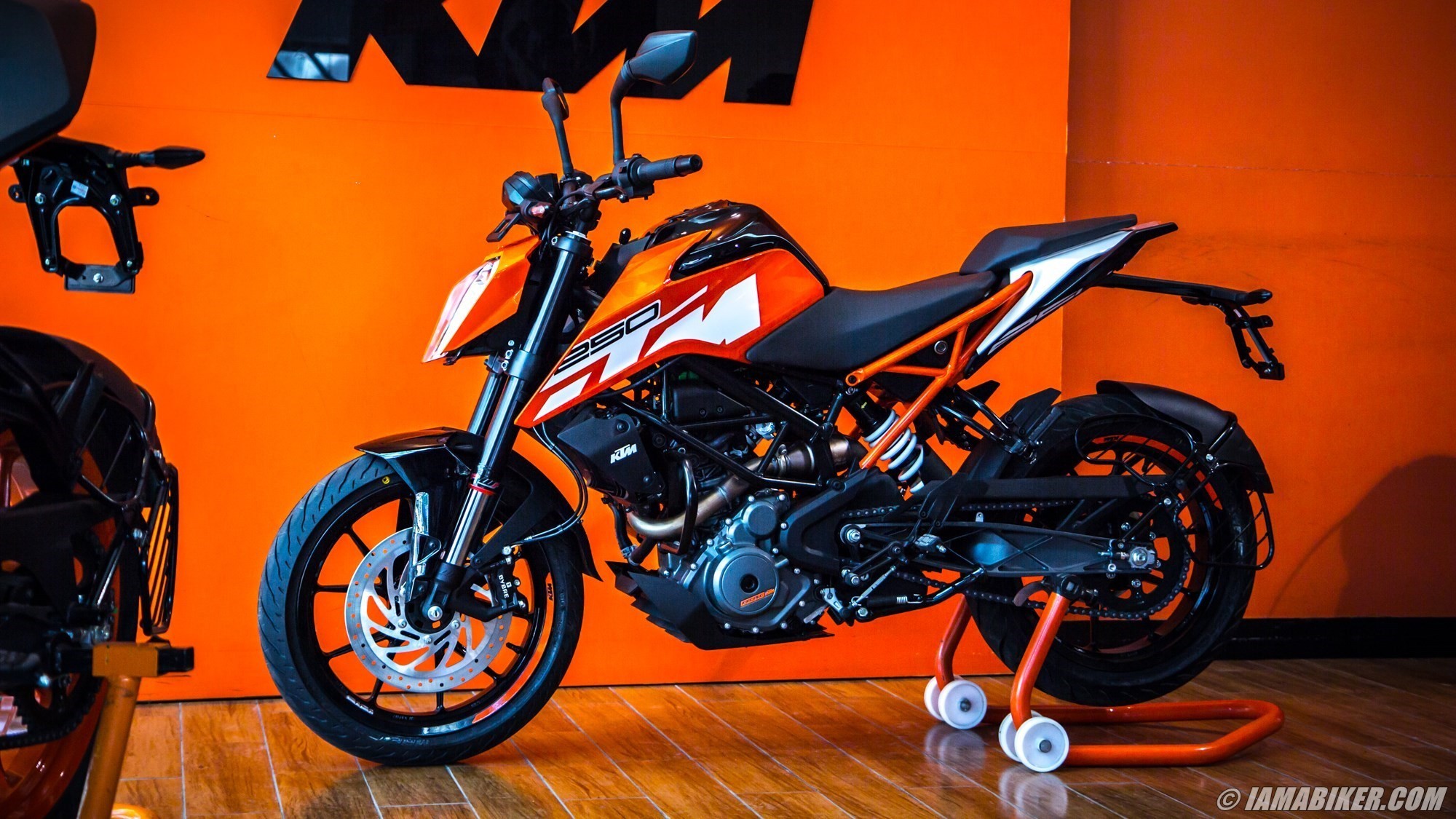 2000x1125 Before we bring you the full ride report, we leave you with the  specifications and a detailed KTM Duke 250 image gallery.