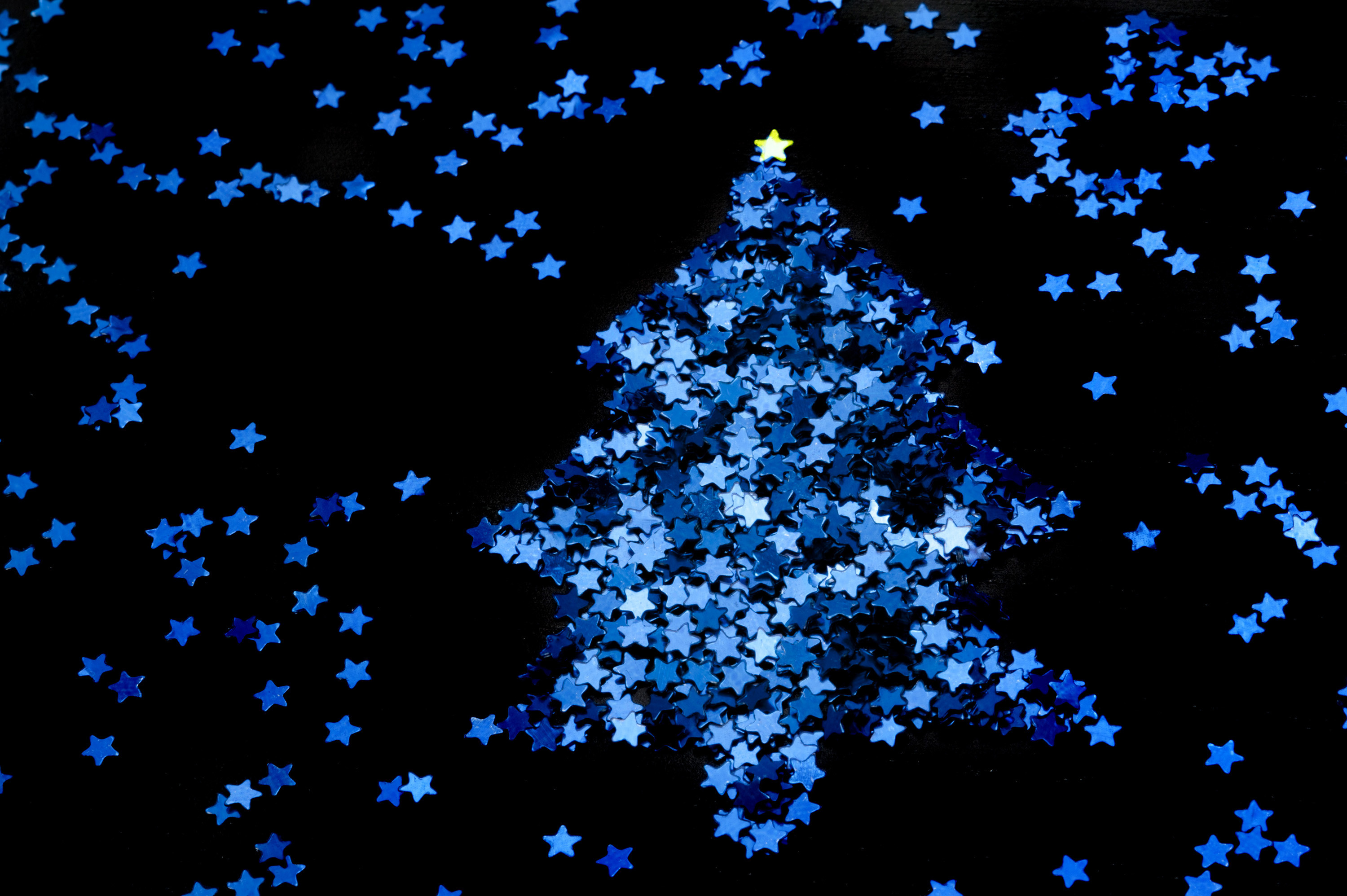 3000x1996 Christmas star tree made from a myriad of tiny blue stars on a black  background
