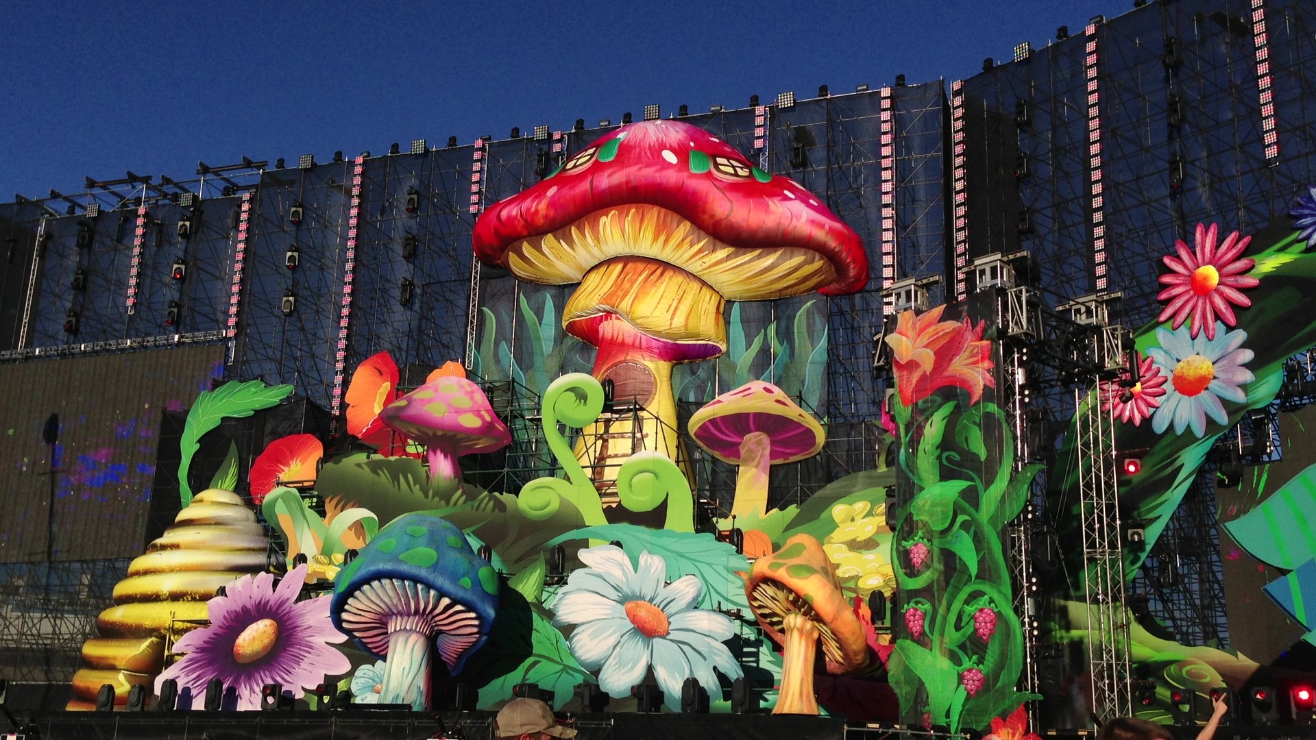 1920x1080 The EDC Mushroom Stage from the 2013 Electric Daisy Carnival