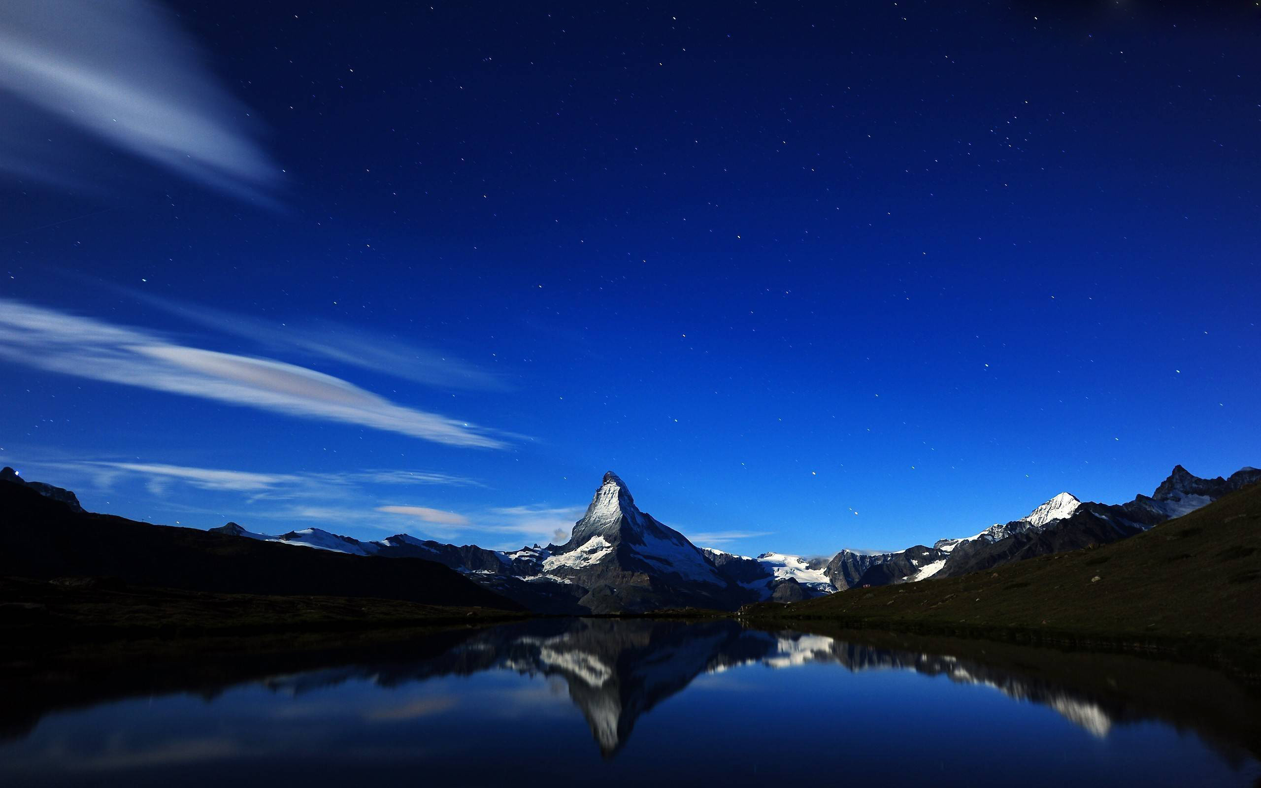 2560x1600 Starry-night-sky-over-the-wallpapers-