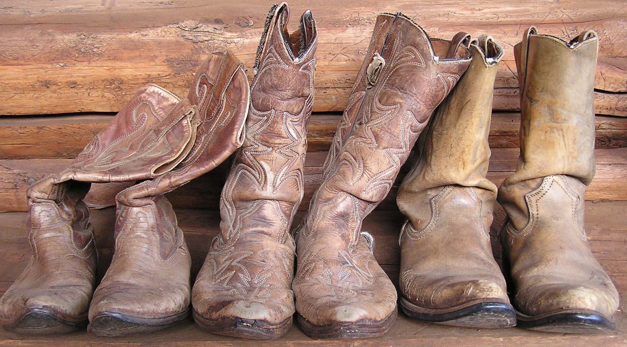 2048x1134 old cowboy boots