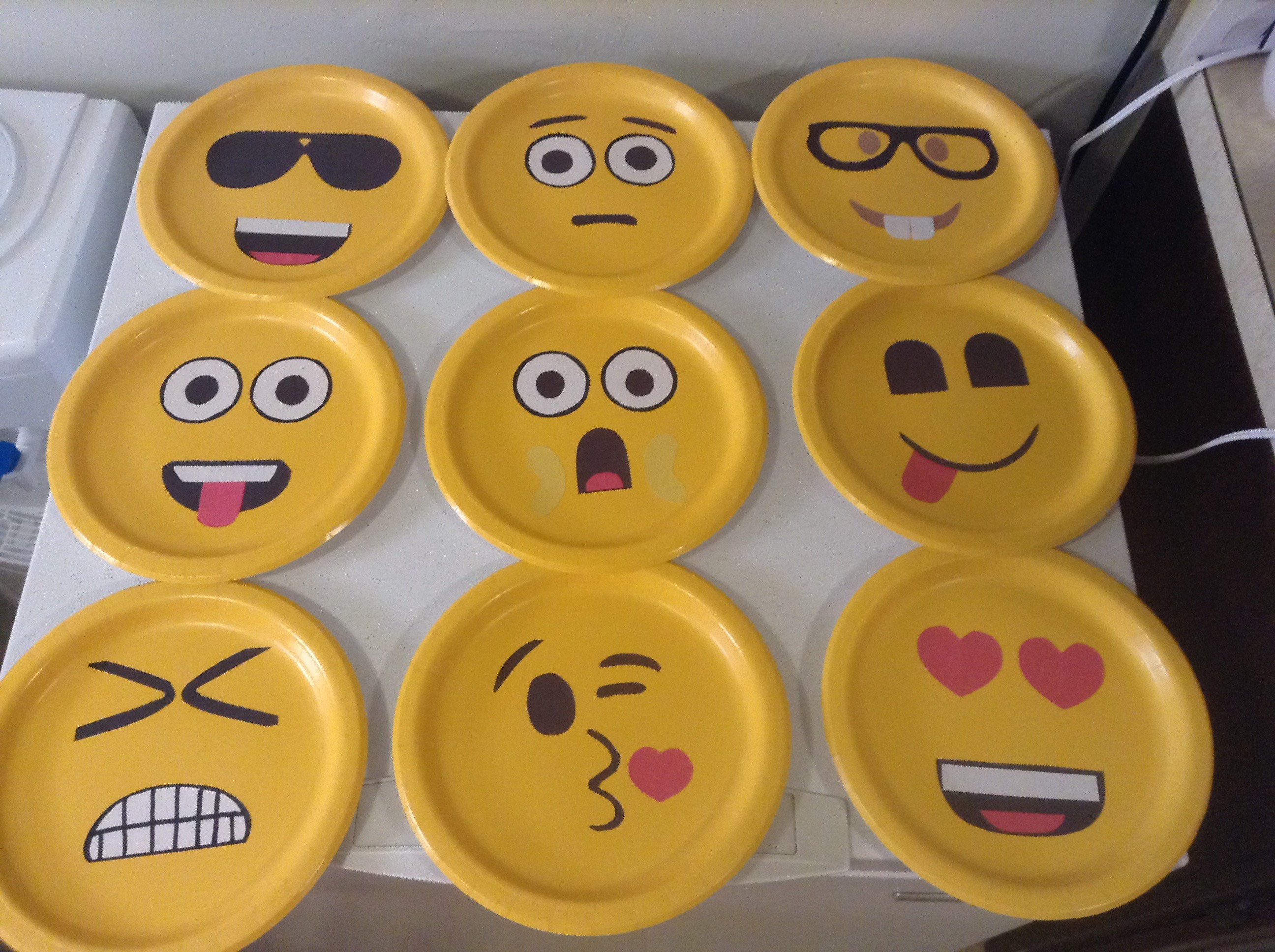 2592x1936 Emoji faces made on paper plate