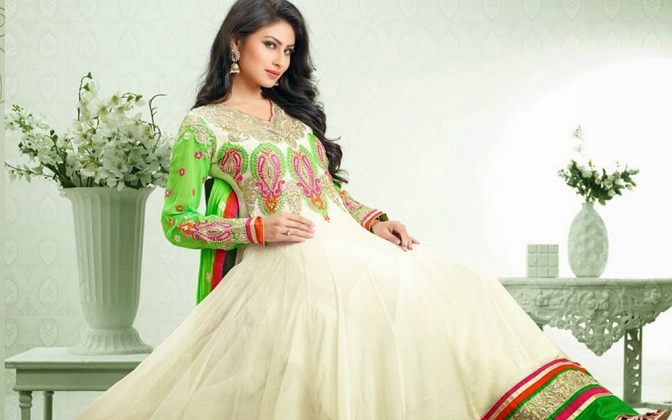 2560x1600 Top Most Beautiful Indian Tv Serial Actress Mouni roy hd wallpapers