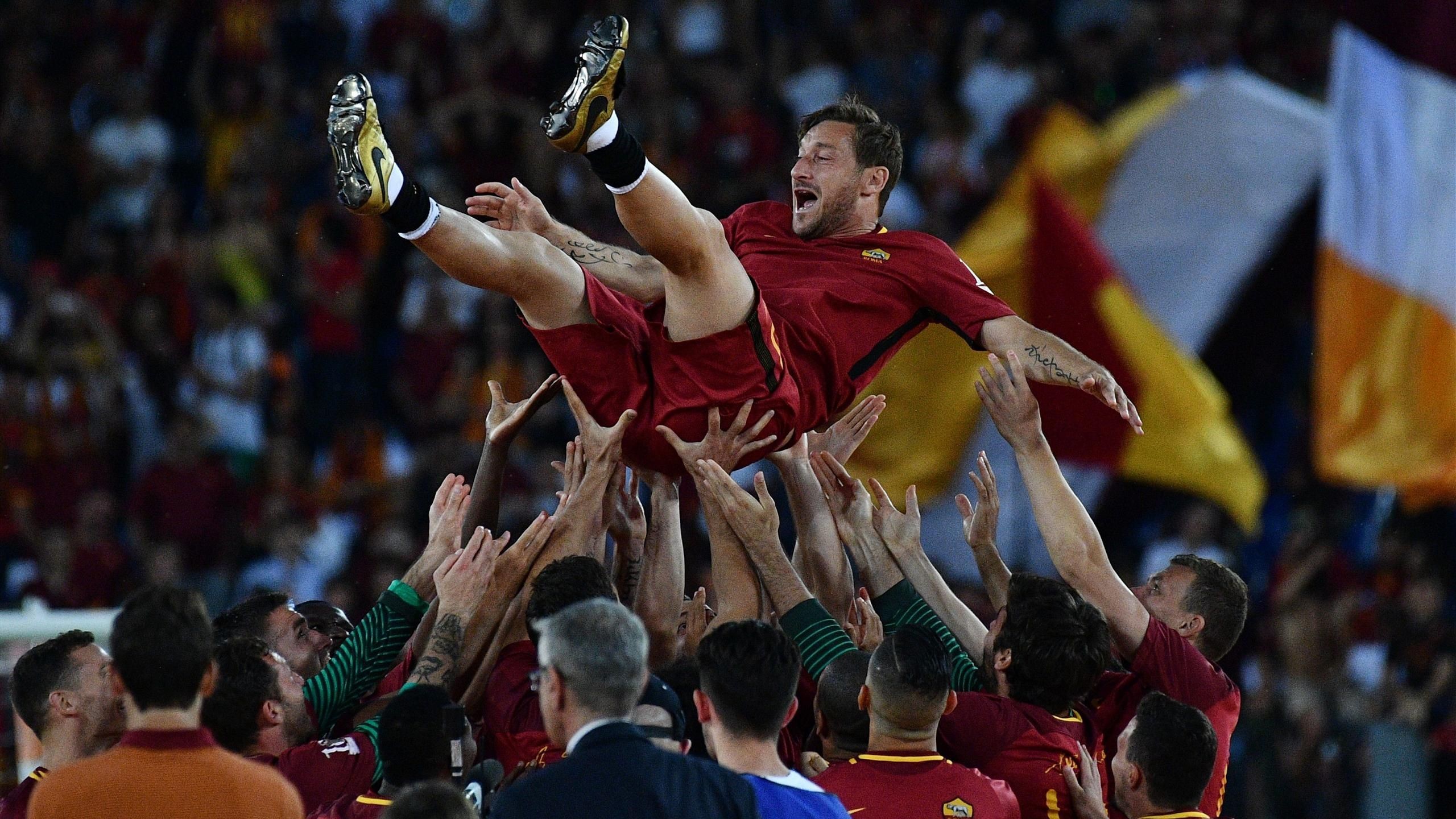 2560x1440 AS Roma players celebrate Roma's captain Francesco Totti during a ceremony  following his last match with AS Roma after the Italian Serie A football  match AS ...